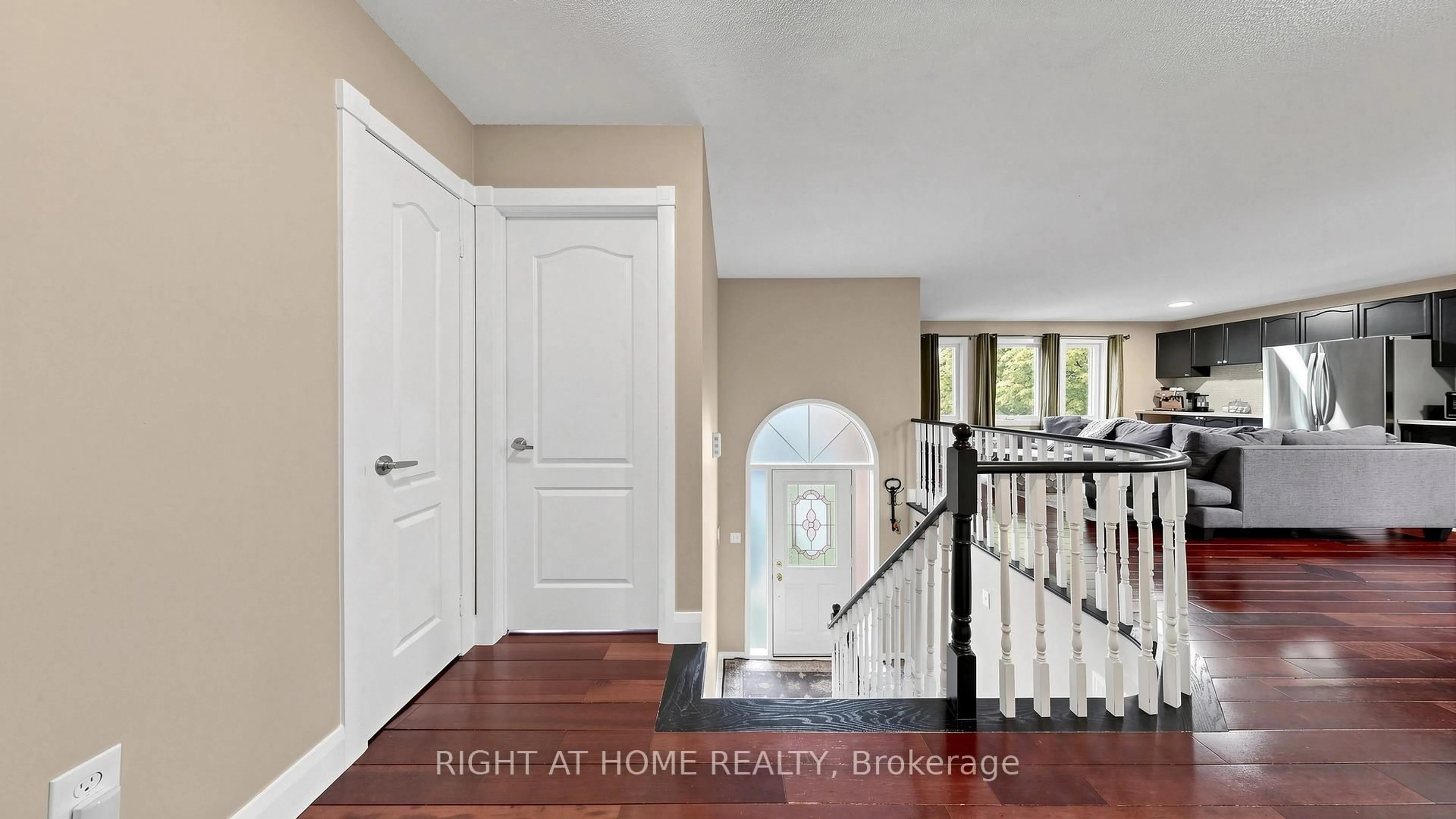 Indoor entryway for 6 Compton Cres, Bradford West Gwillimbury Ontario L3Z 2X5
