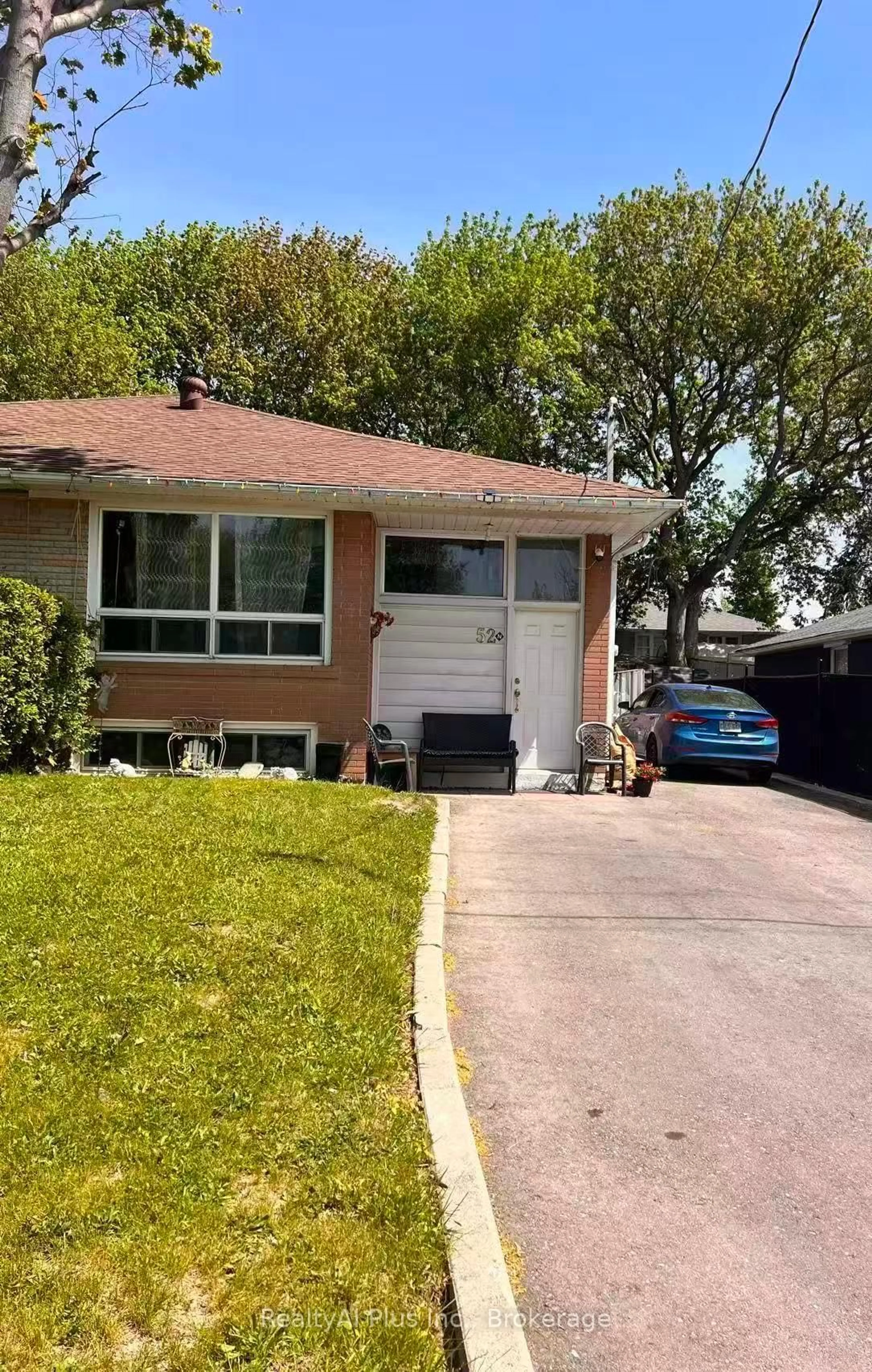 Home with vinyl exterior material, street for 52 Walter Ave, Newmarket Ontario L3Y 2T3