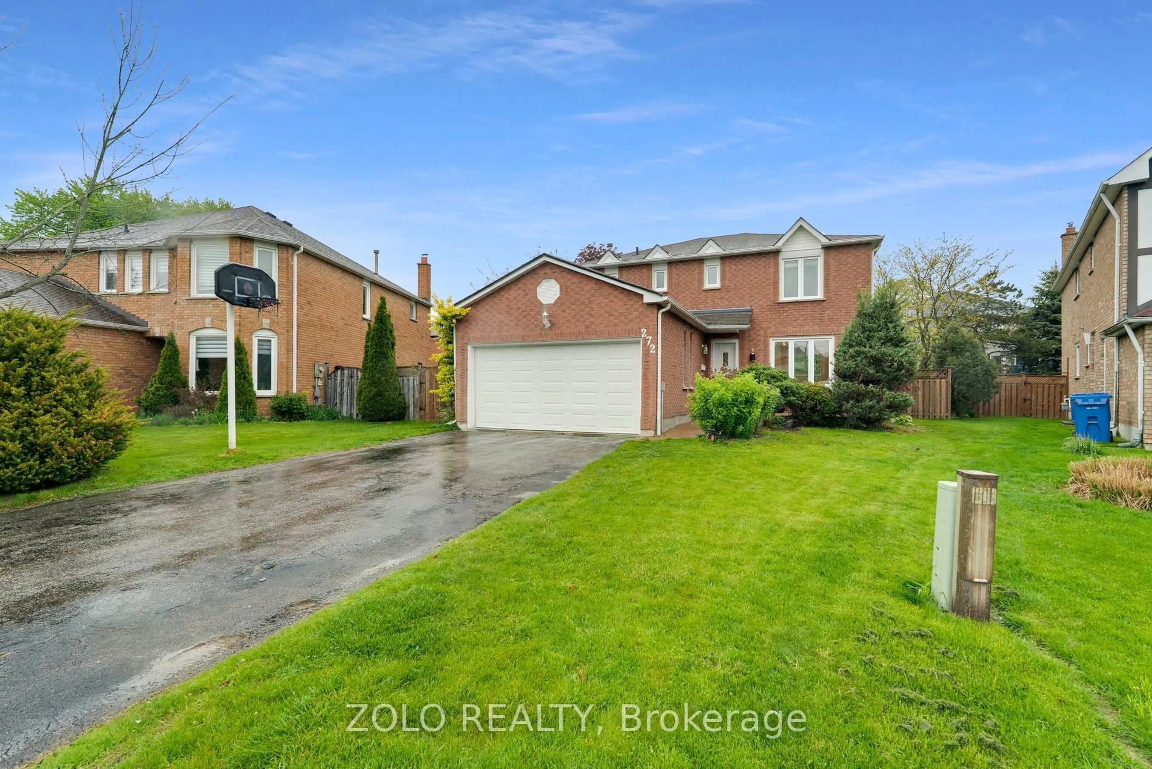 A pic from outside/outdoor area/front of a property/back of a property/a pic from drone, street for 272 Elman Cres, Newmarket Ontario L3Y 7X4