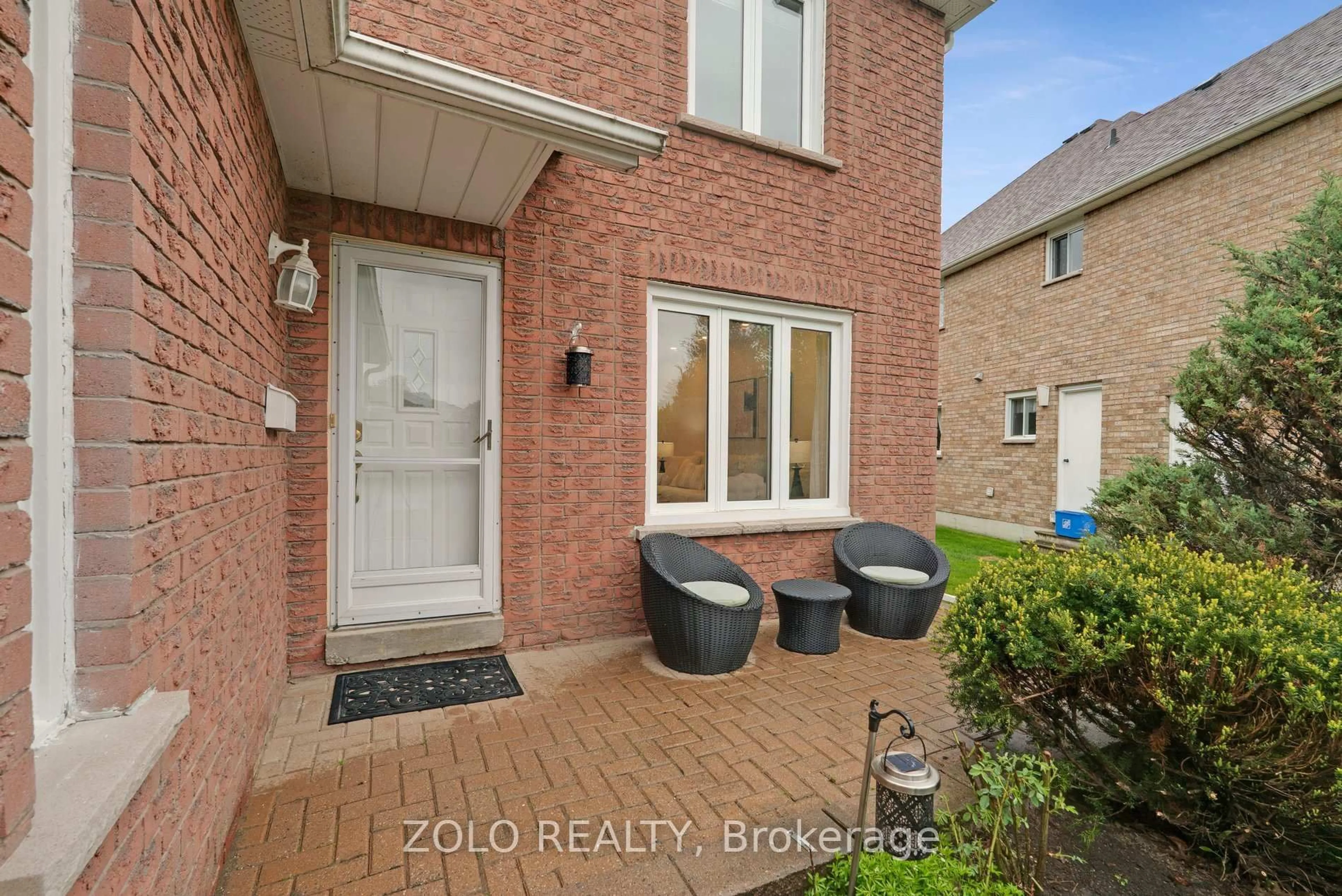 Indoor entryway for 272 Elman Cres, Newmarket Ontario L3Y 7X4