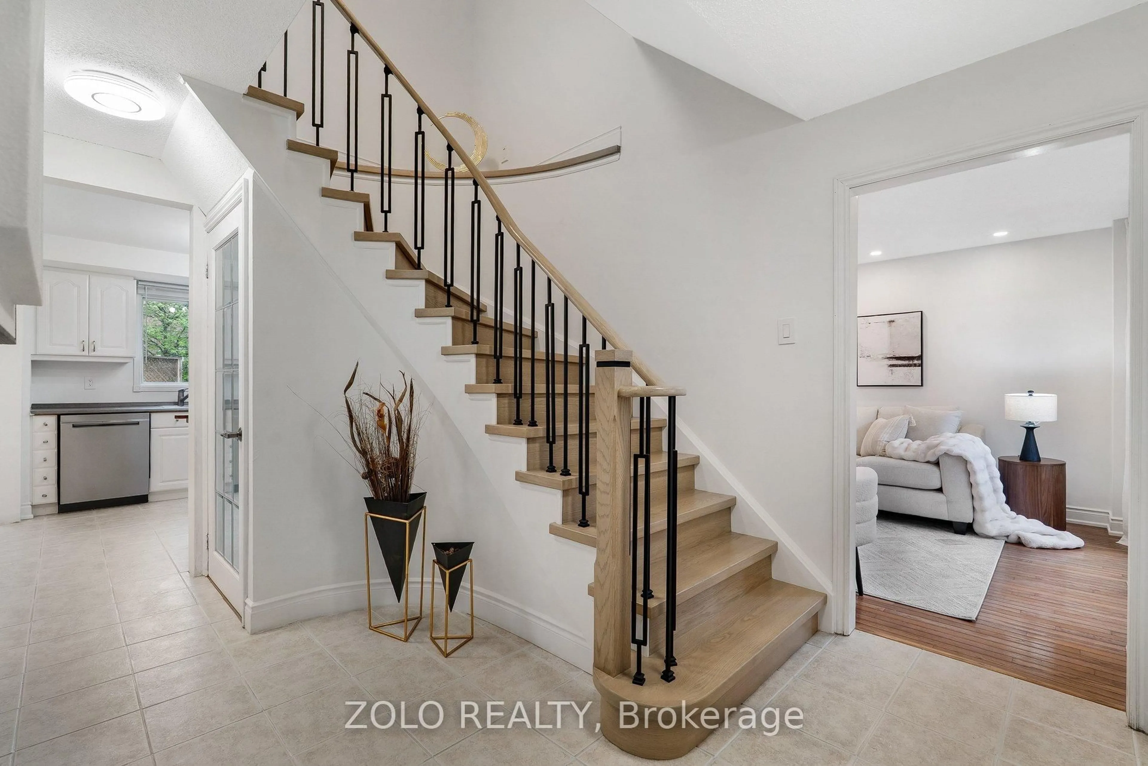 Indoor entryway for 272 Elman Cres, Newmarket Ontario L3Y 7X4