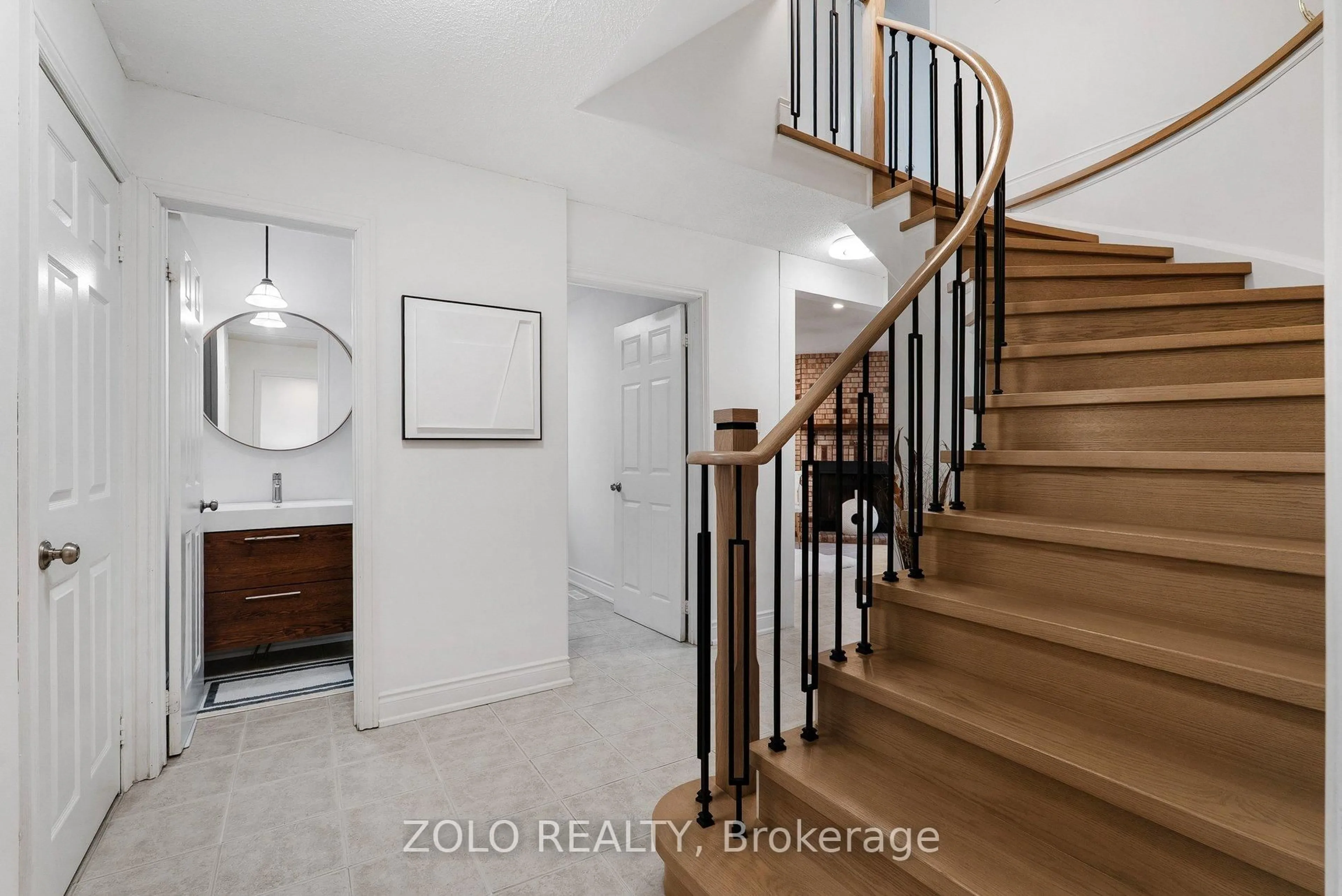 Indoor entryway for 272 Elman Cres, Newmarket Ontario L3Y 7X4