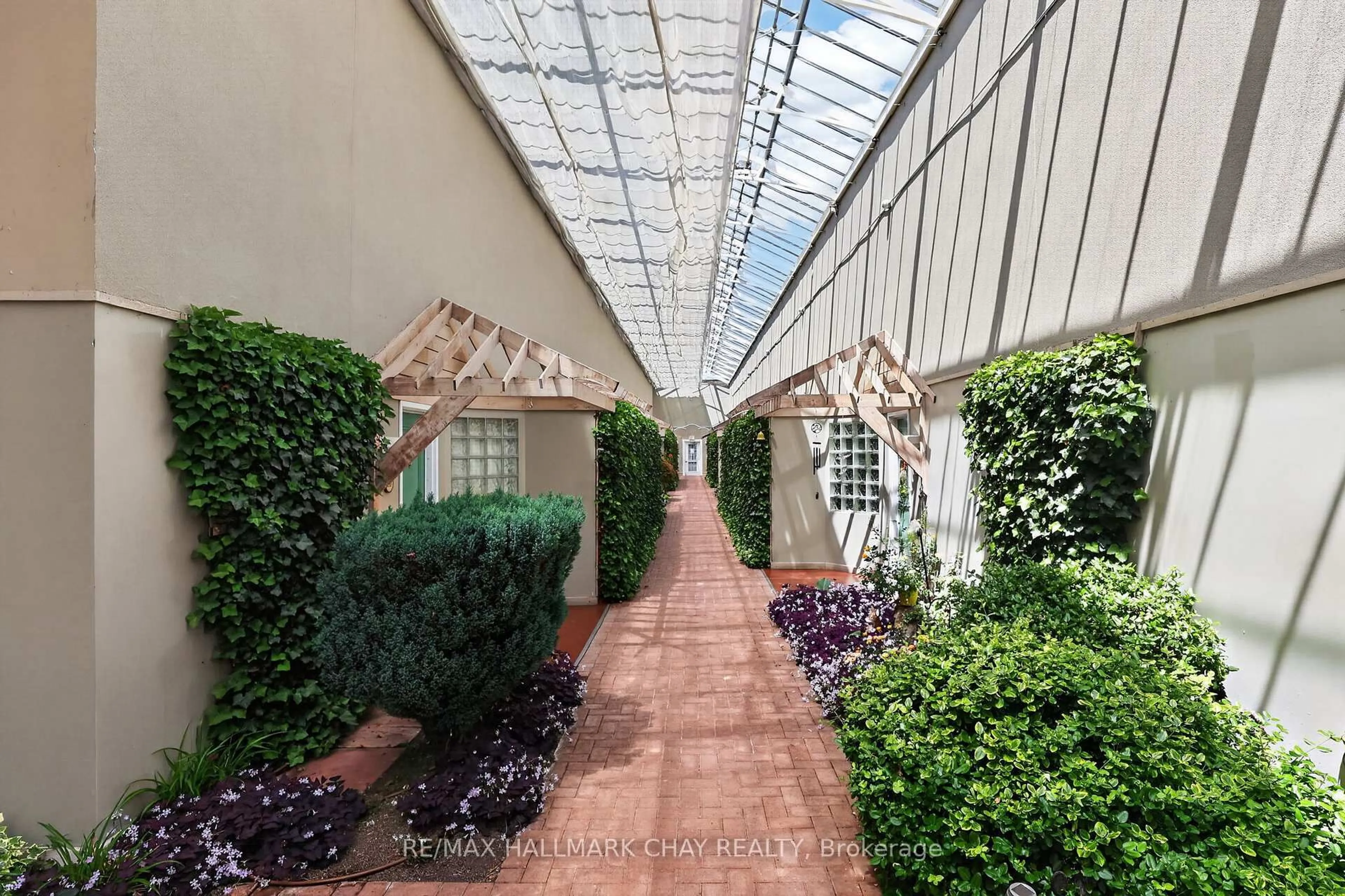 Indoor foyer for 77 Mill St #34, New Tecumseth Ontario L0G 1W0