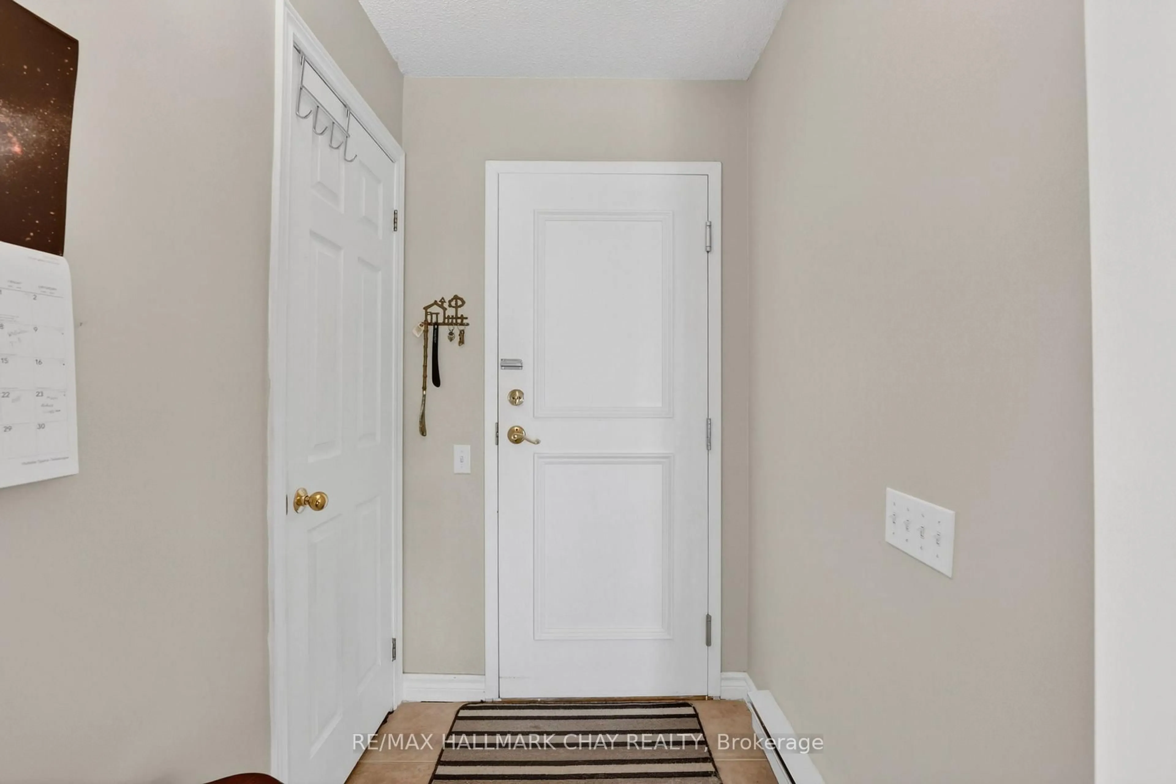 Indoor entryway for 77 Mill St #34, New Tecumseth Ontario L0G 1W0
