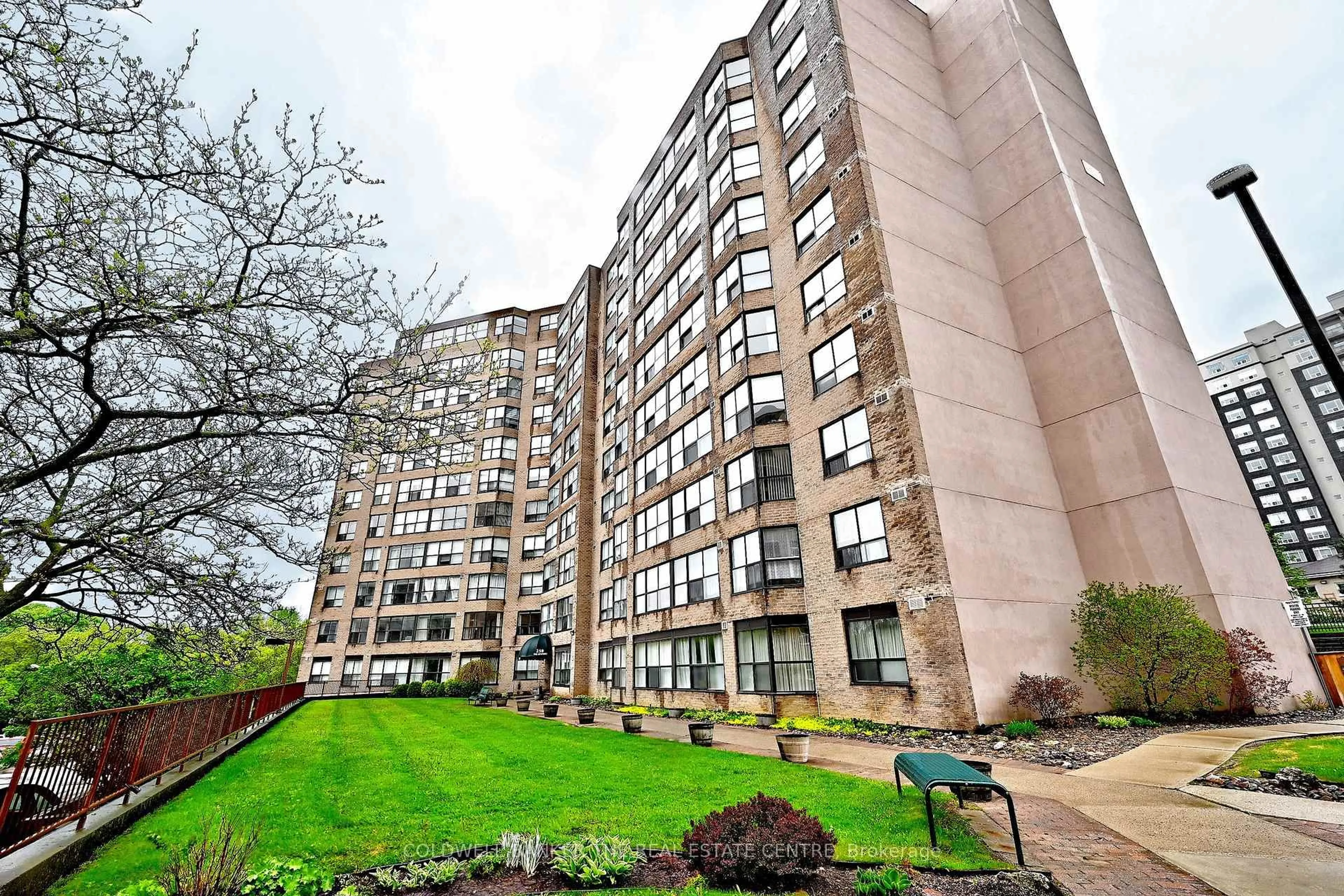 Patio, building for 250 Davis Dr #208, Newmarket Ontario L3Y 7T7