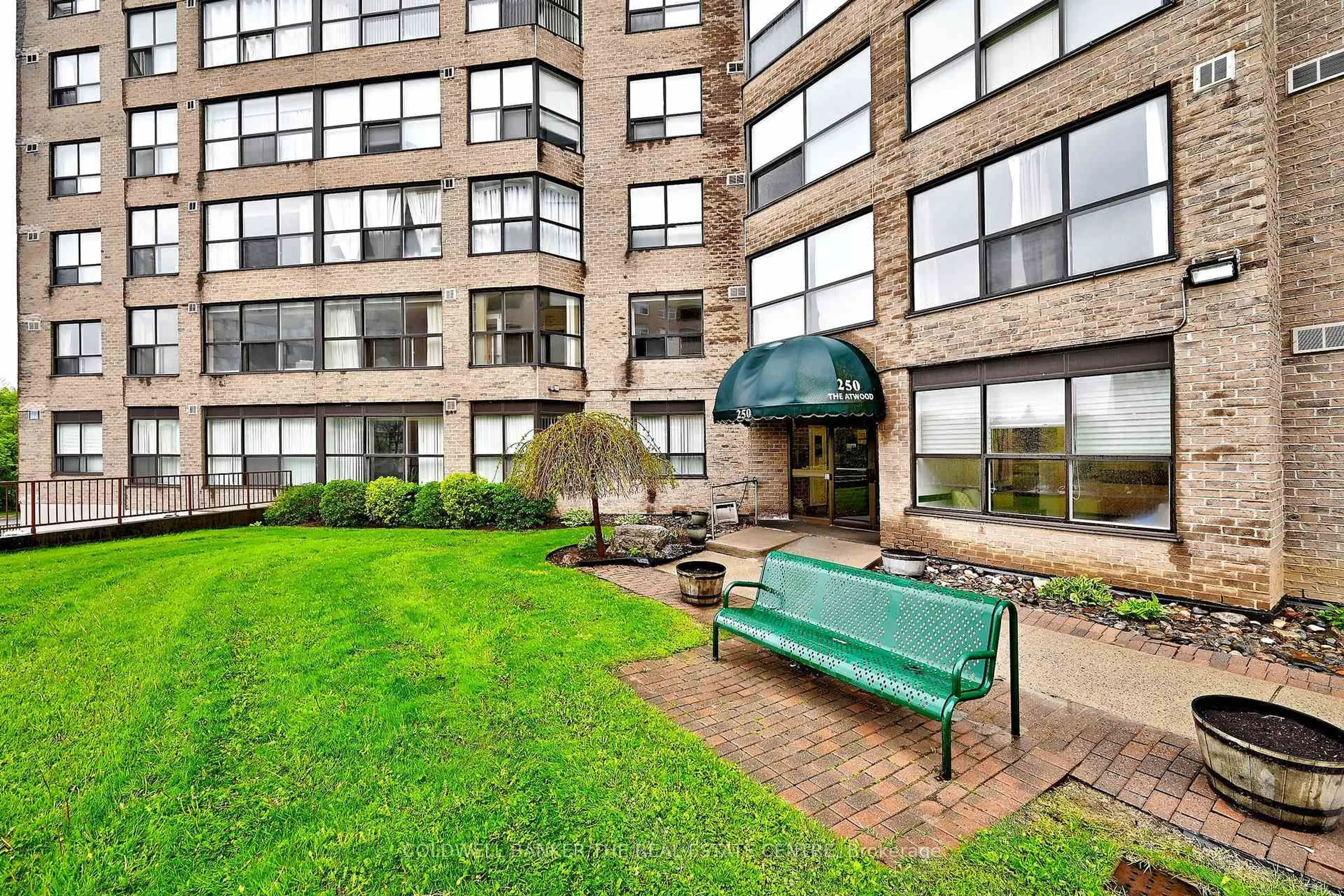 Patio, building for 250 Davis Dr #208, Newmarket Ontario L3Y 7T7