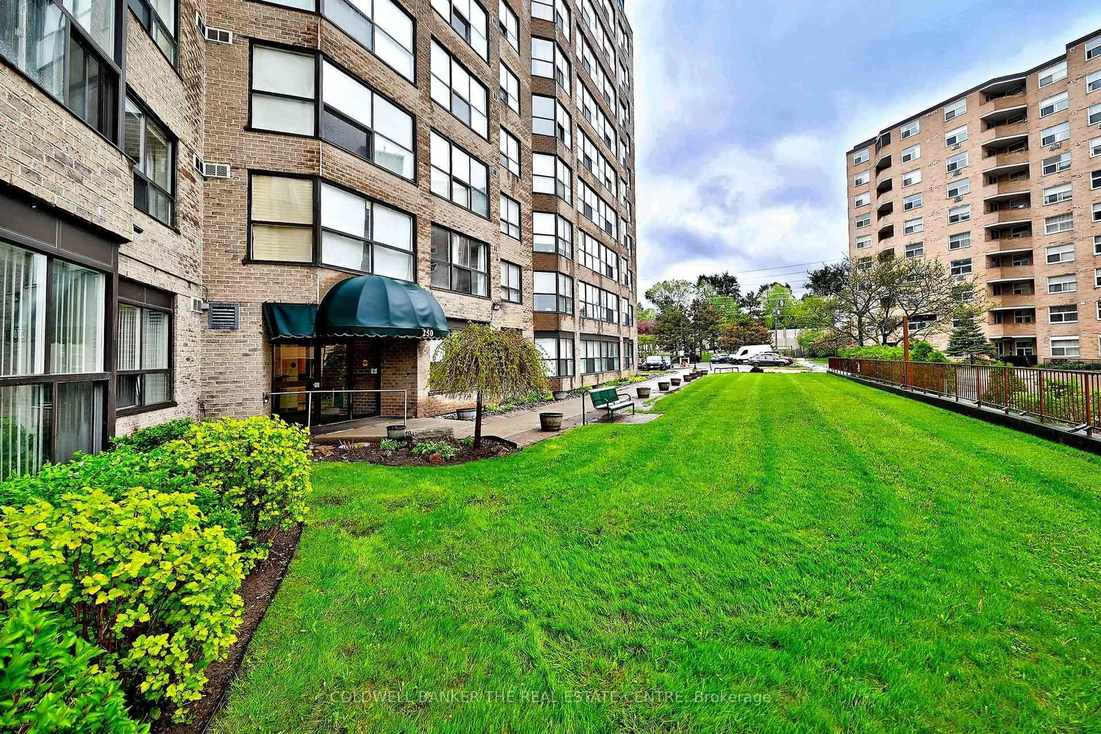 Patio, unknown for 250 Davis Dr #208, Newmarket Ontario L3Y 7T7