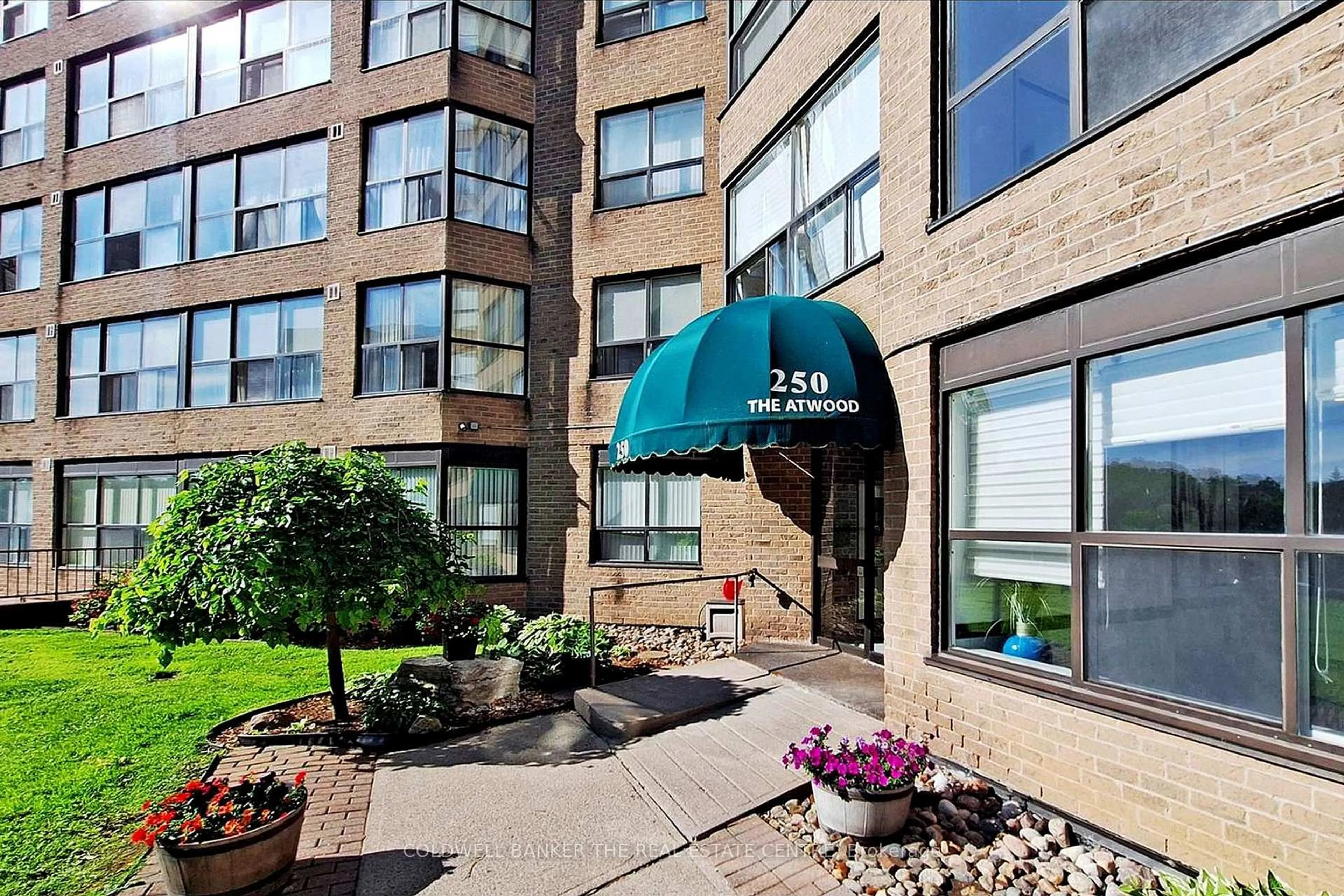 Patio, building for 250 Davis Dr #207, Newmarket Ontario L3Y 7T7