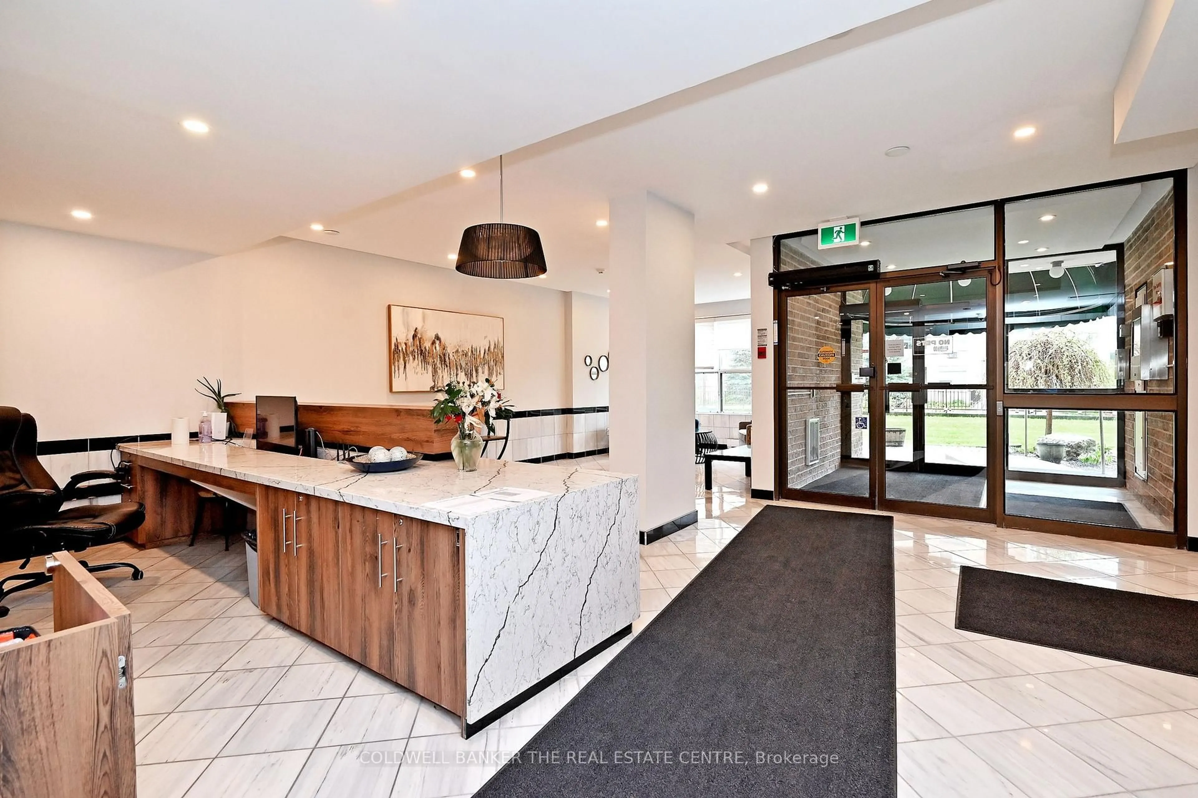 Contemporary kitchen, unknown for 250 Davis Dr #207, Newmarket Ontario L3Y 7T7