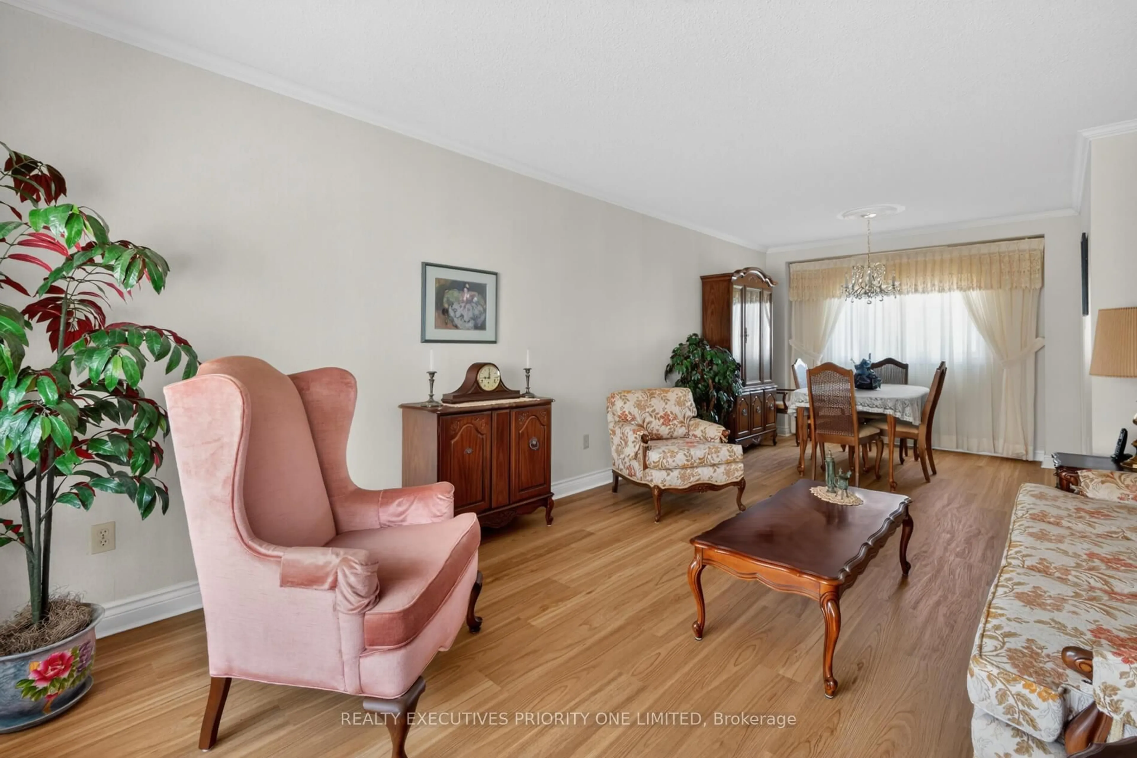 Living room with furniture, unknown for 346 Darlington Cres, Newmarket Ontario L3Y 6N4