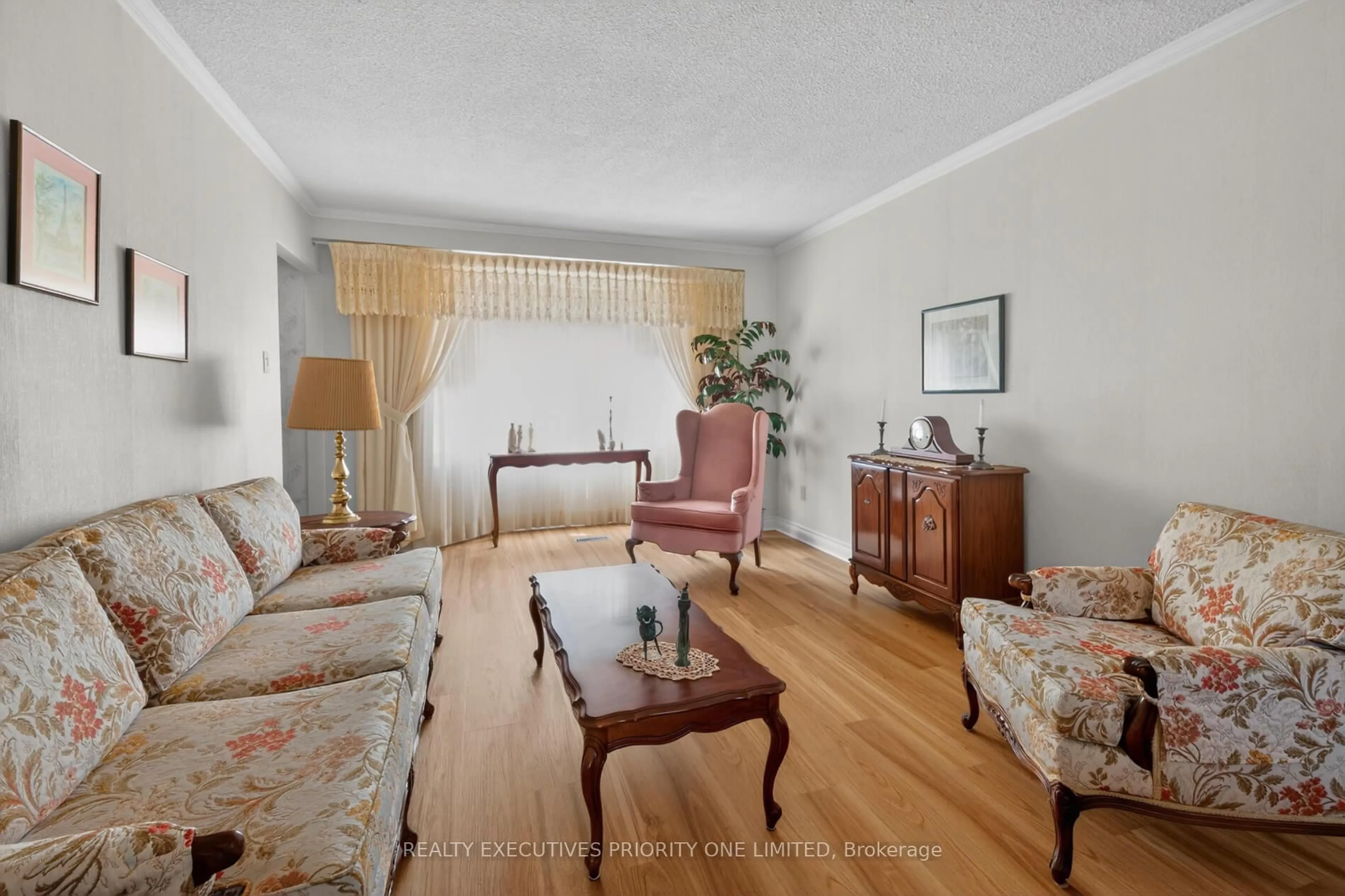 Living room with furniture, unknown for 346 Darlington Cres, Newmarket Ontario L3Y 6N4