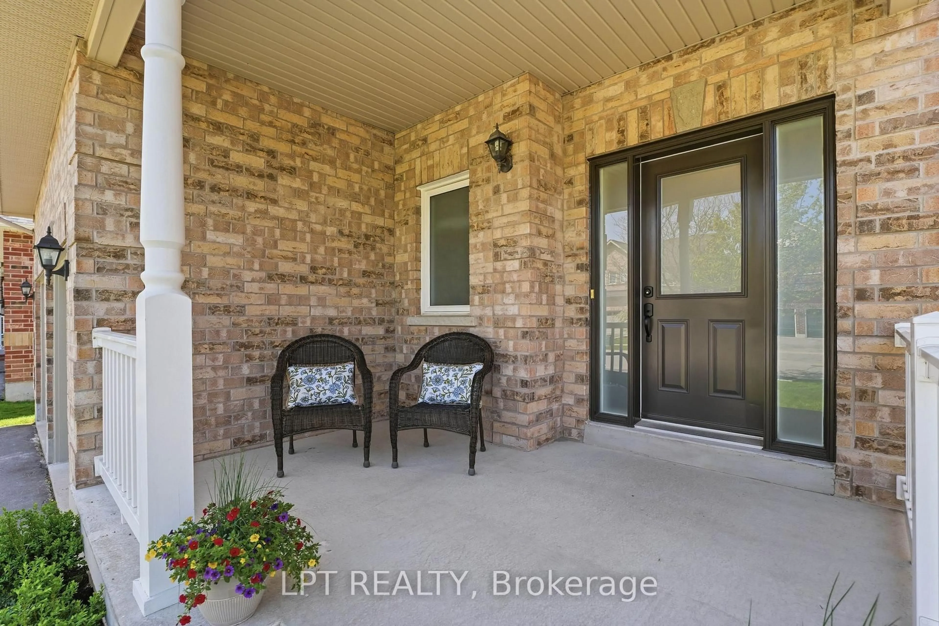 Indoor entryway for 4 Millbury Rd, Uxbridge Ontario L9P 1Z9