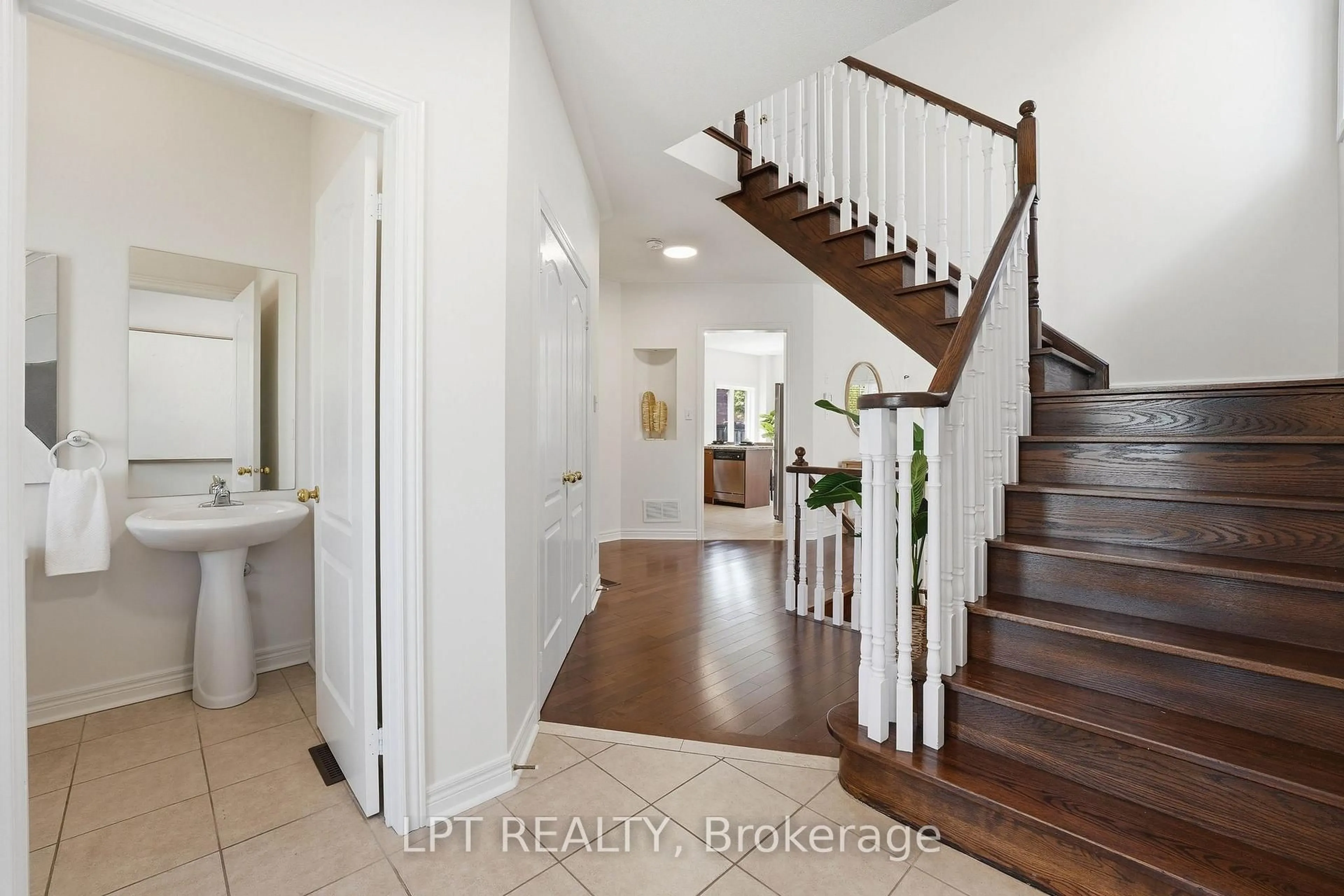 Indoor entryway for 4 Millbury Rd, Uxbridge Ontario L9P 1Z9