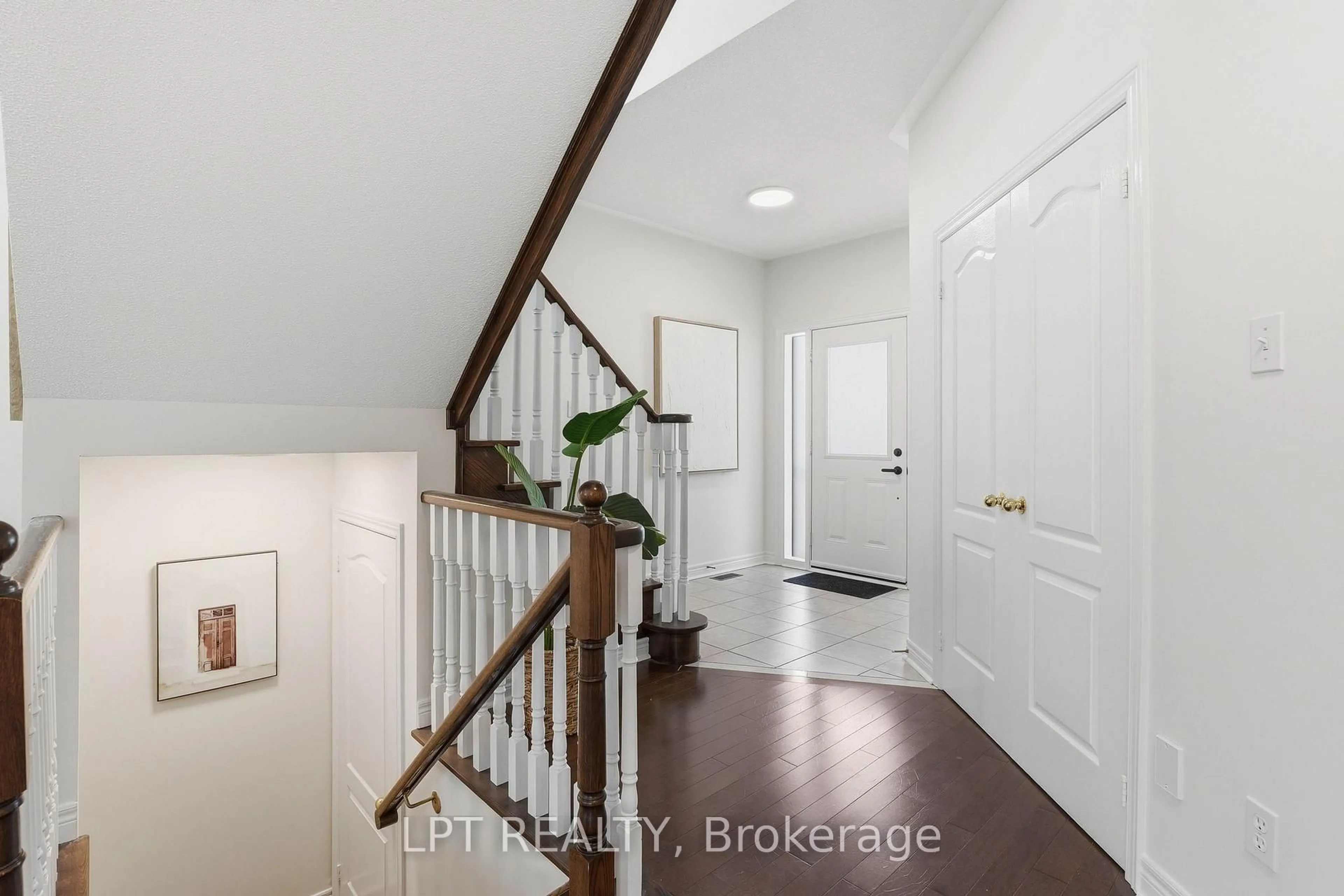 Indoor entryway for 4 Millbury Rd, Uxbridge Ontario L9P 1Z9