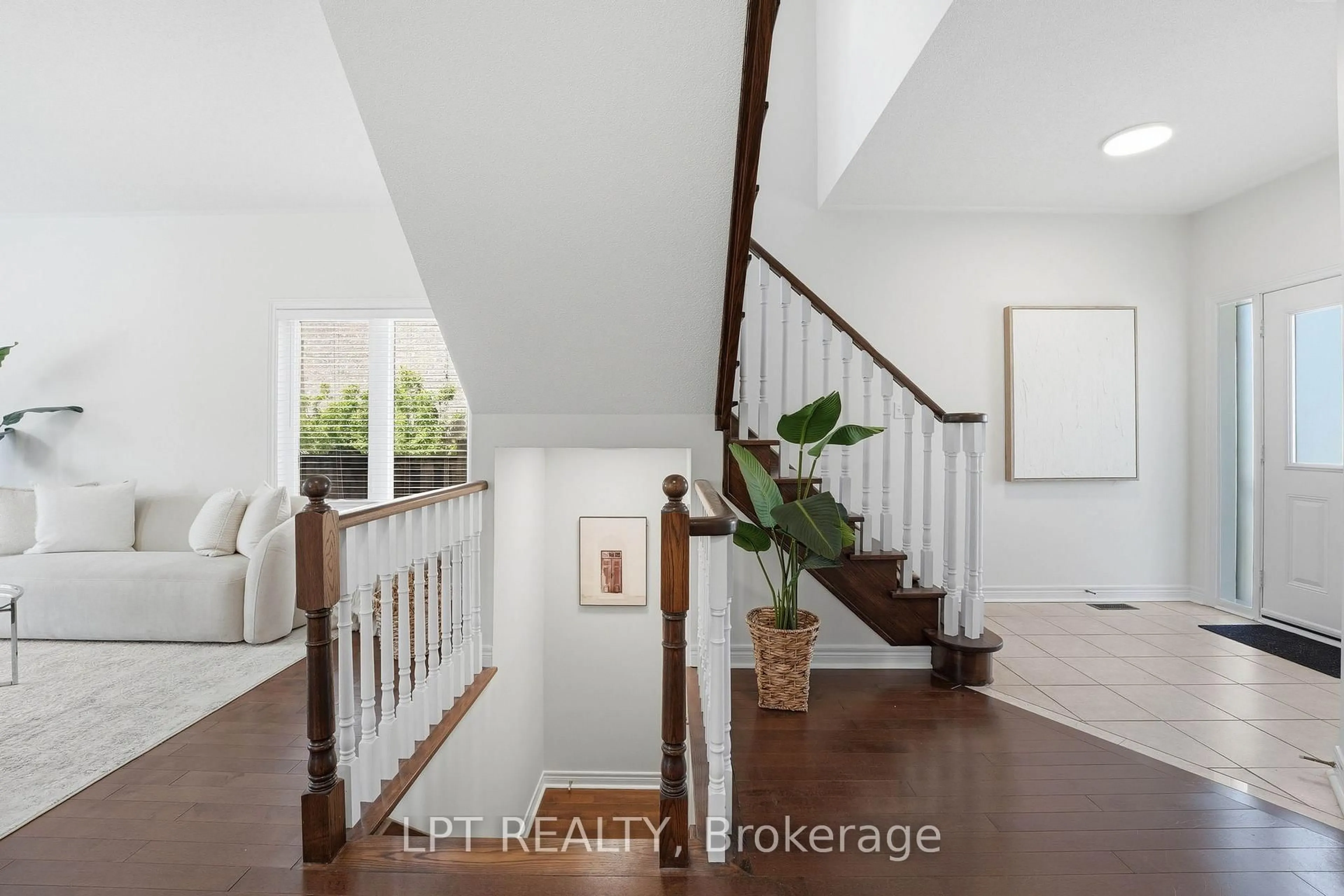 Indoor entryway for 4 Millbury Rd, Uxbridge Ontario L9P 1Z9