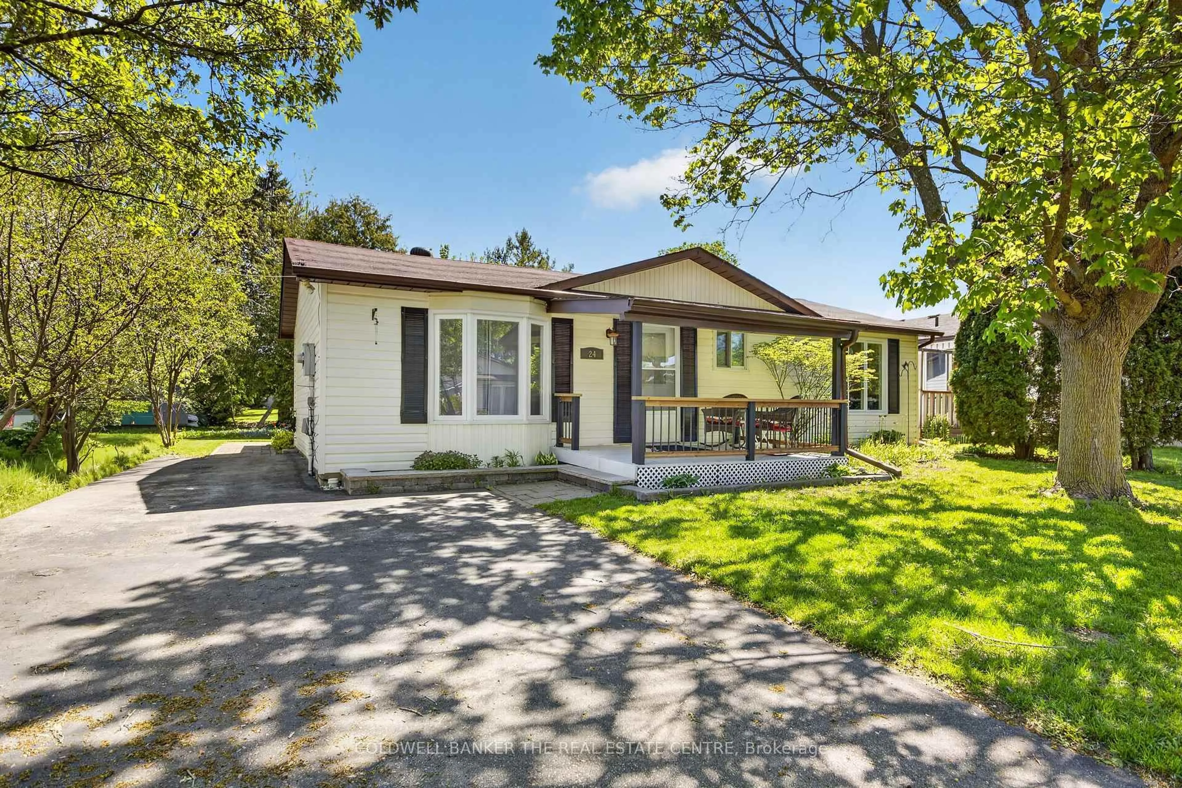 Home with vinyl exterior material, street for 24 Briar Wood Pl, Innisfil Ontario L0L 1L0