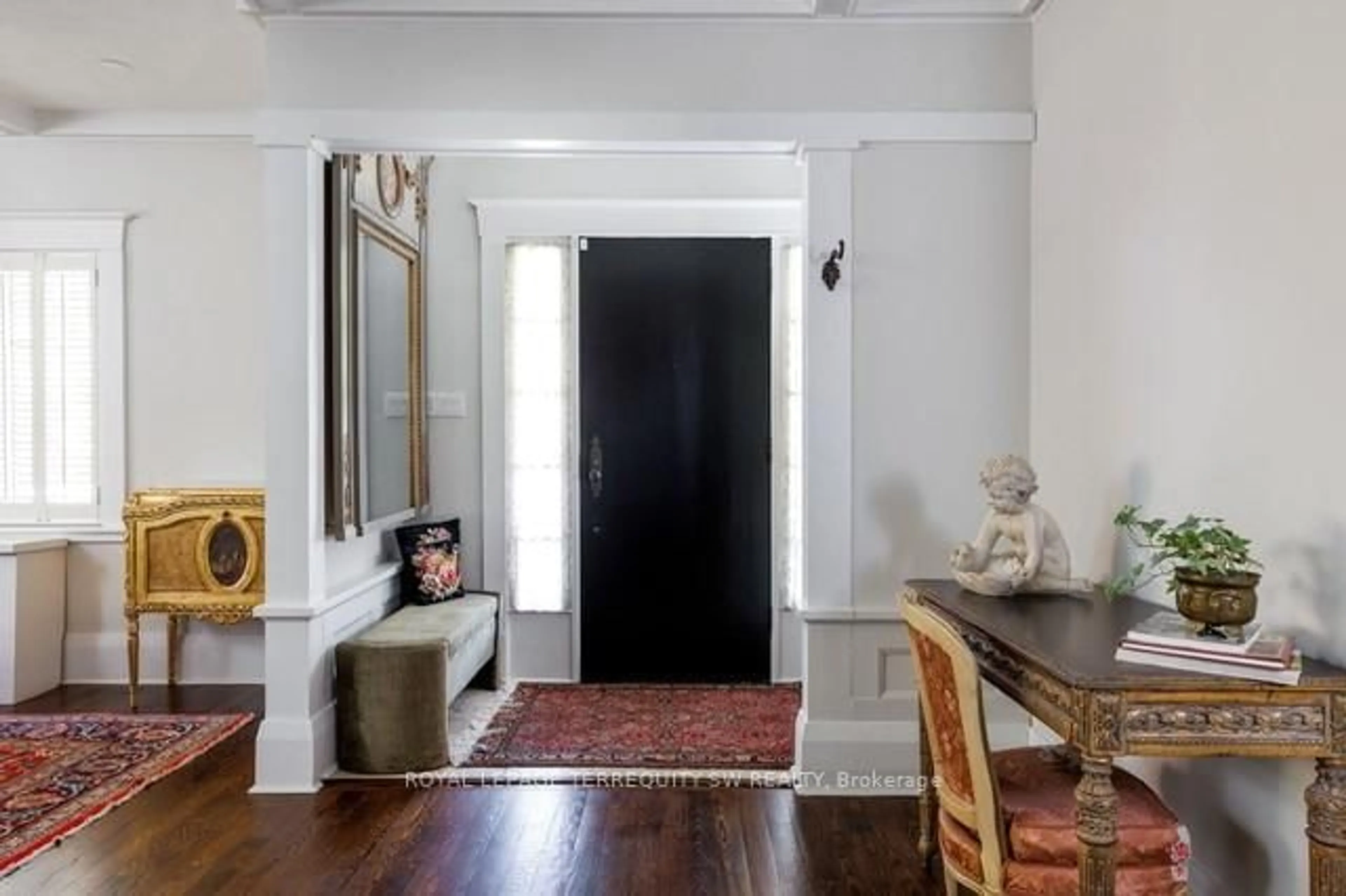 Indoor entryway for 41 Kennedy St, Aurora Ontario L4G 2L6