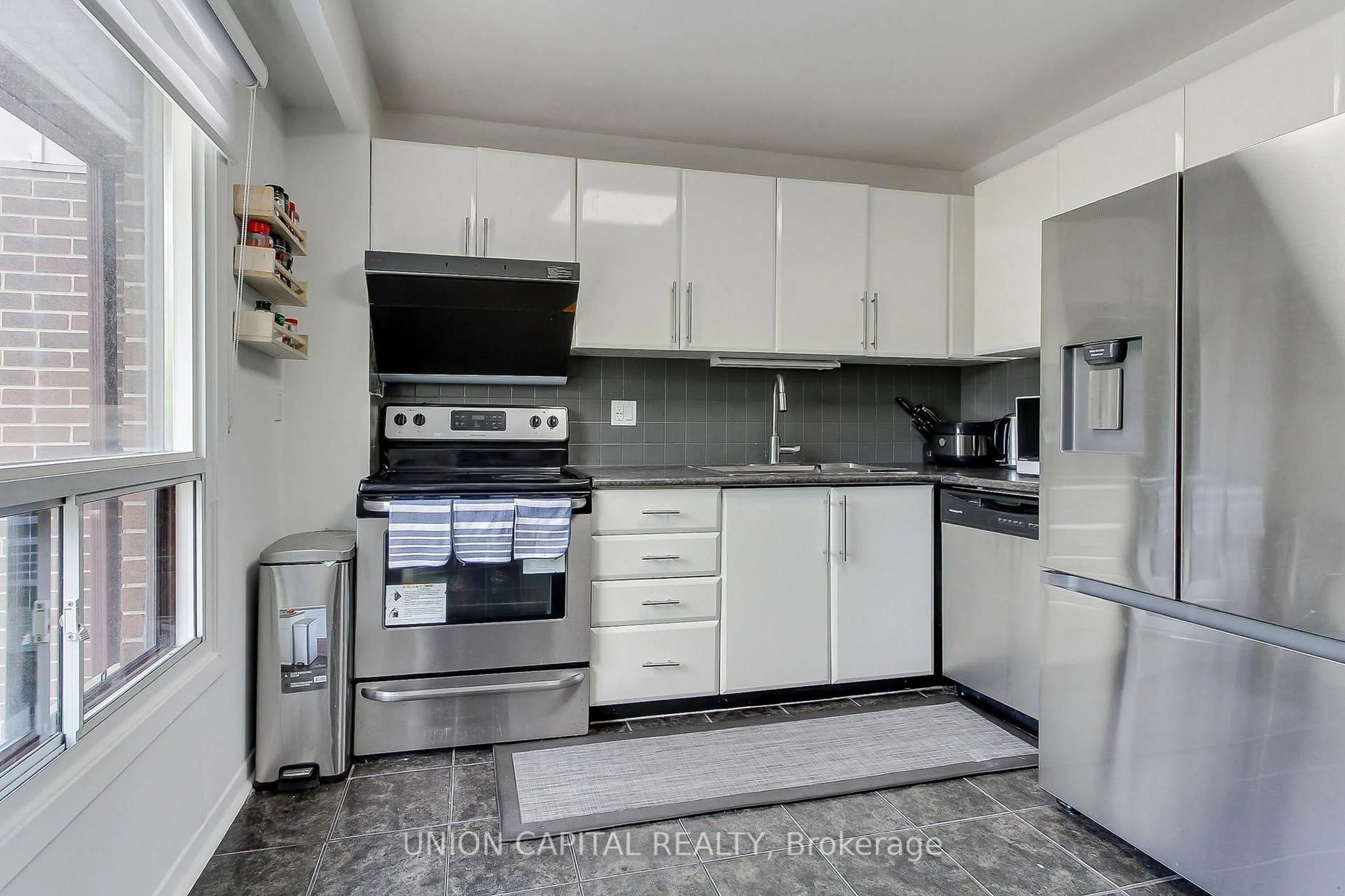 Standard kitchen, unknown for 11 Plaisance Rd #19, Richmond Hill Ontario L4C 5H1
