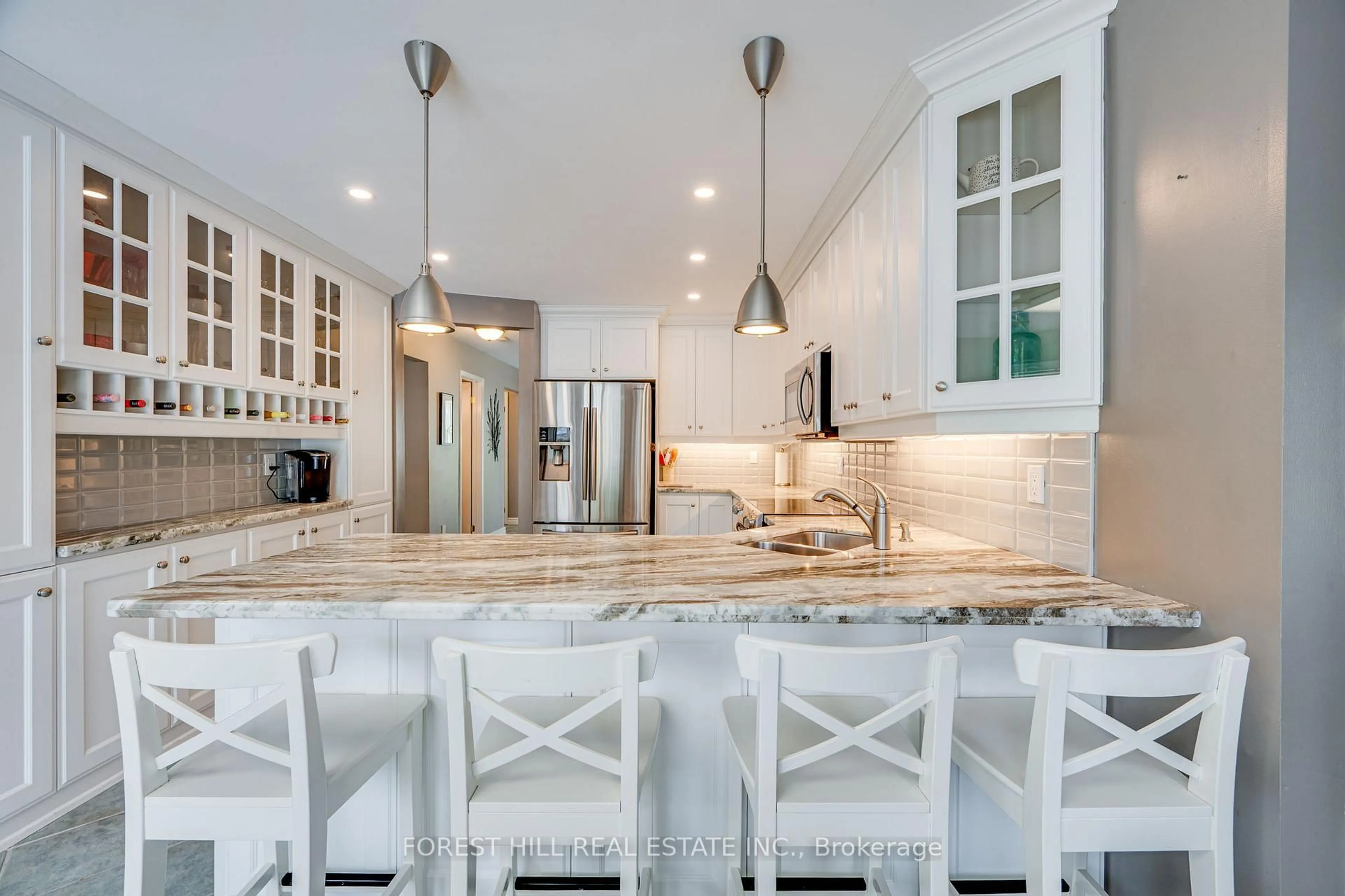 Open concept kitchen, ceramic/tile floor for 4 Milgate Pl, Aurora Ontario L4G 5R2