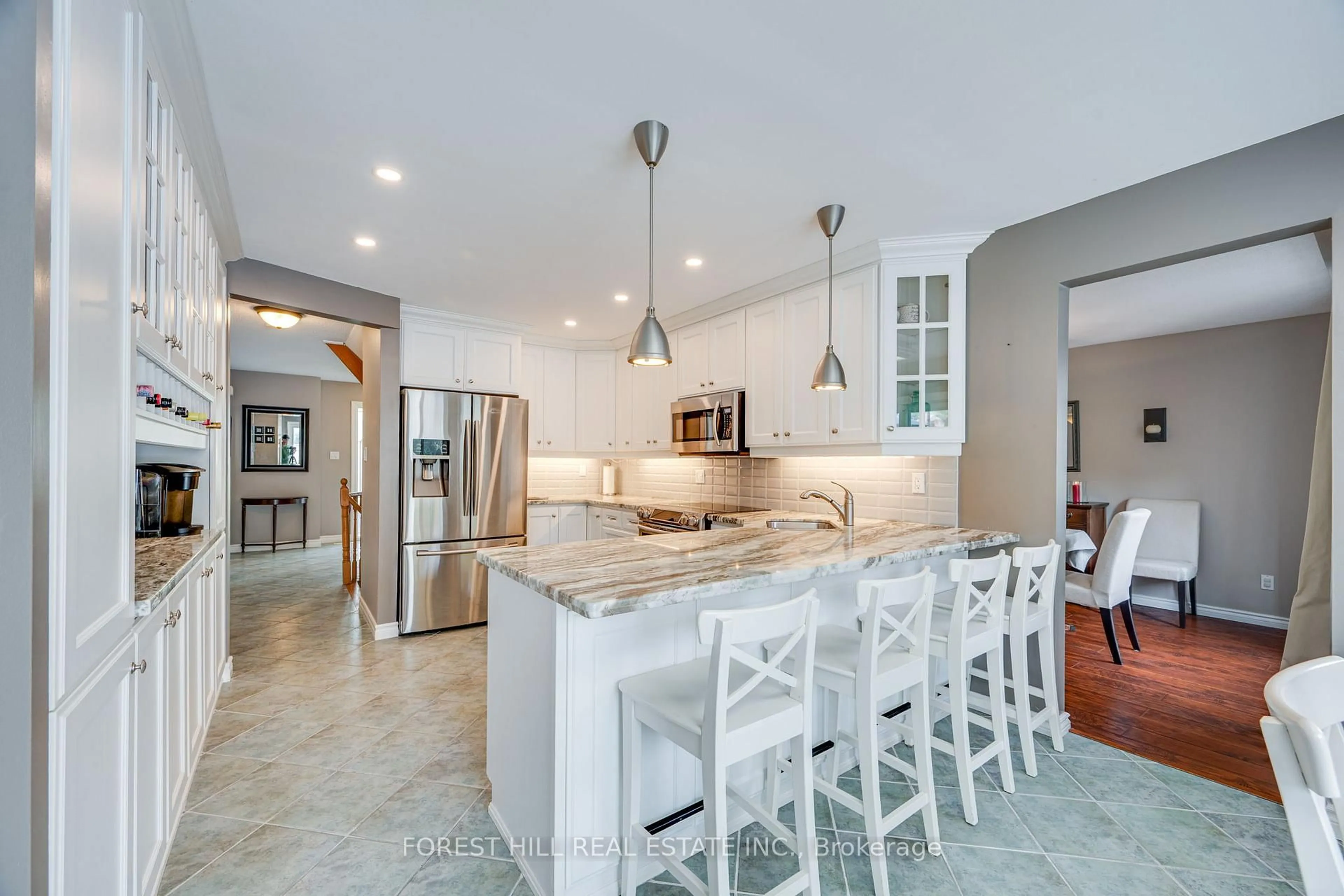 Open concept kitchen, ceramic/tile floor for 4 Milgate Pl, Aurora Ontario L4G 5R2