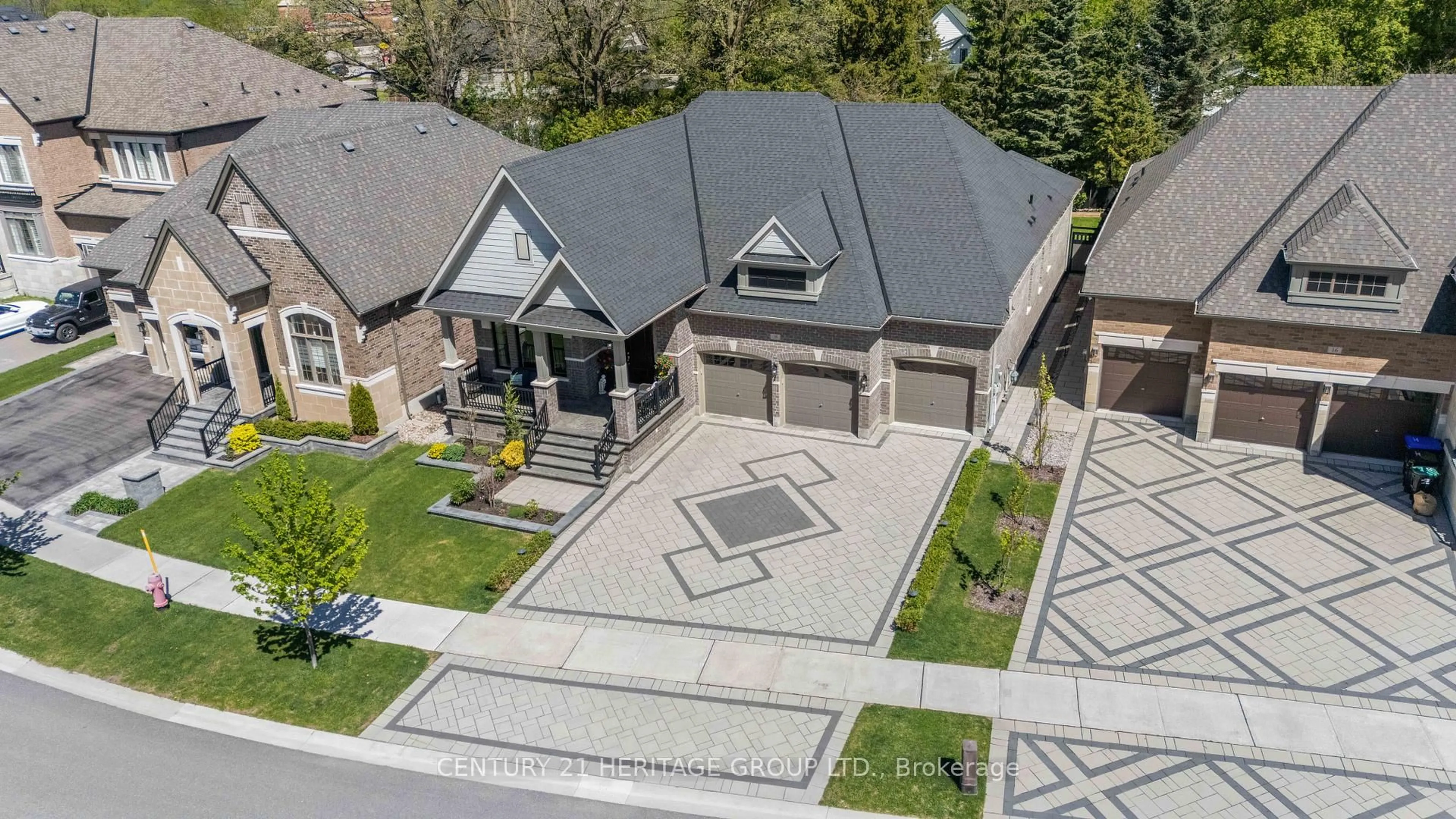 A pic from outside/outdoor area/front of a property/back of a property/a pic from drone, street for 18 Mumberson St, Innisfil Ontario L0L 1L0
