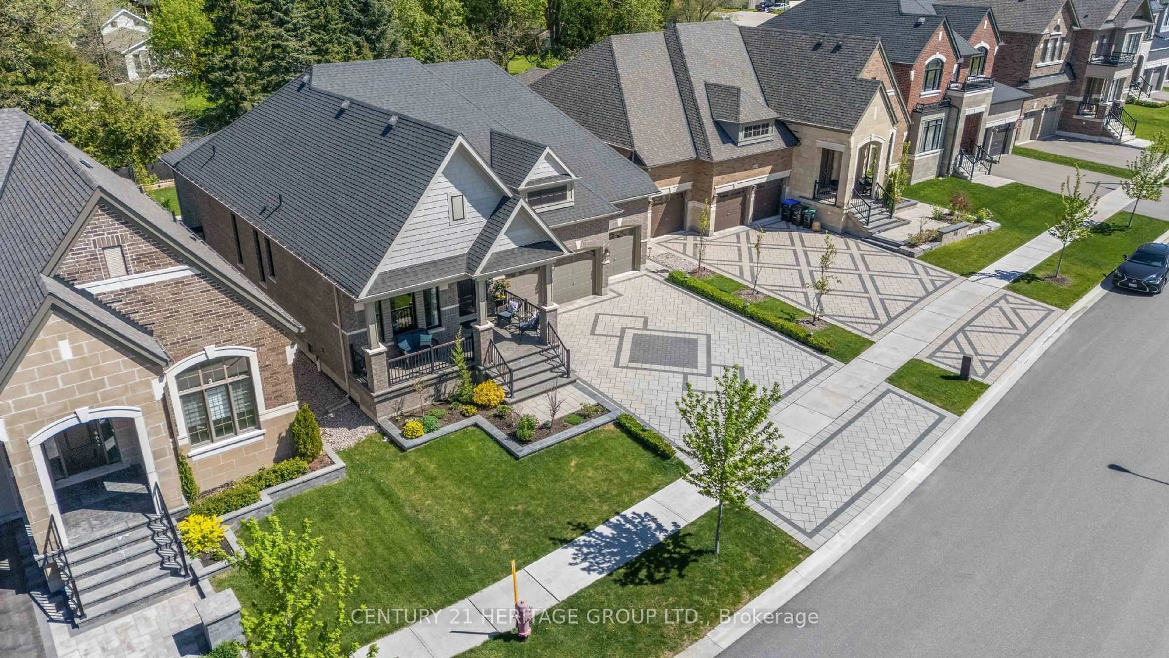 A pic from outside/outdoor area/front of a property/back of a property/a pic from drone, street for 18 Mumberson St, Innisfil Ontario L0L 1L0