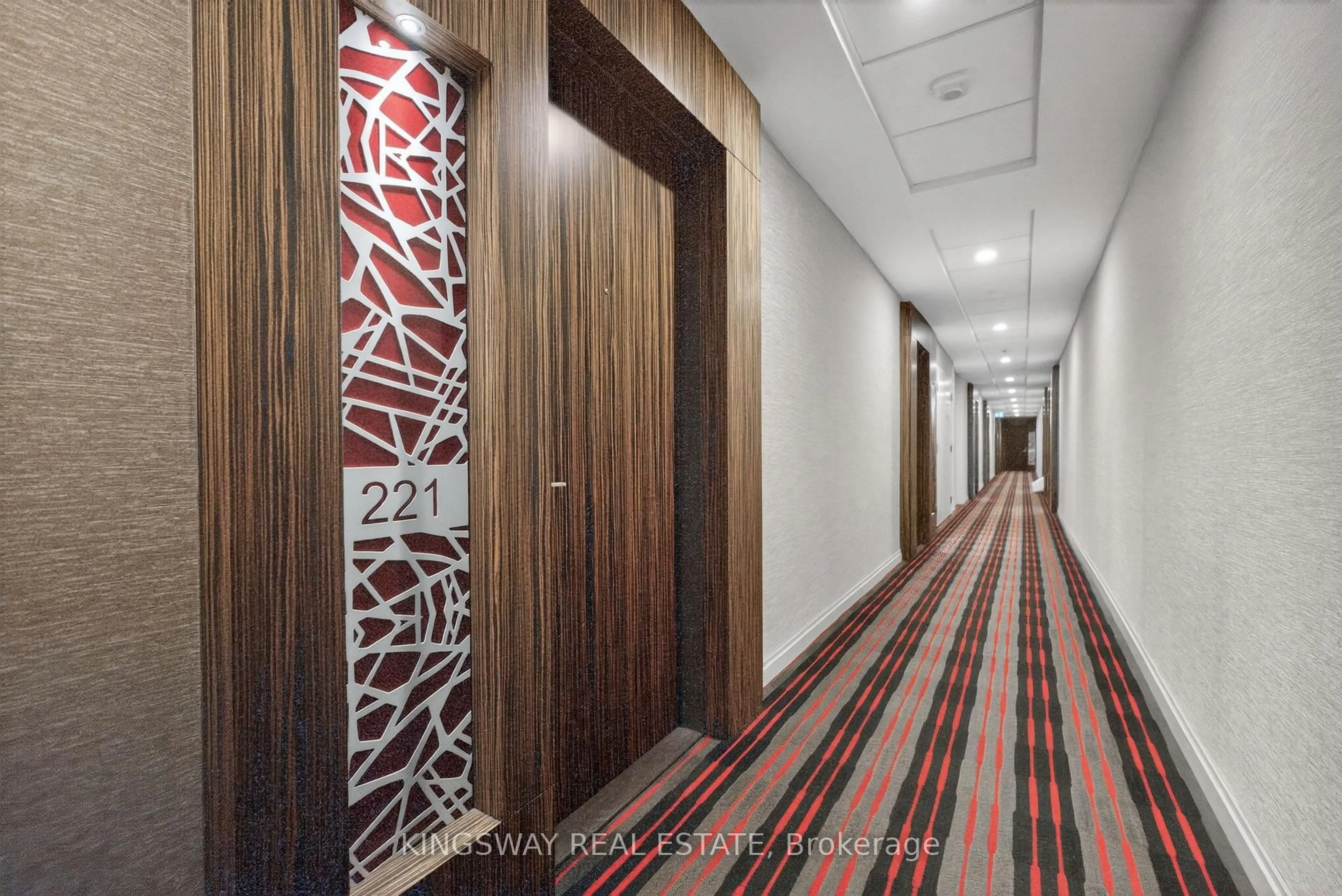 Indoor foyer for 8763 Bayview Ave #221, Richmond Hill Ontario L4B 3V1