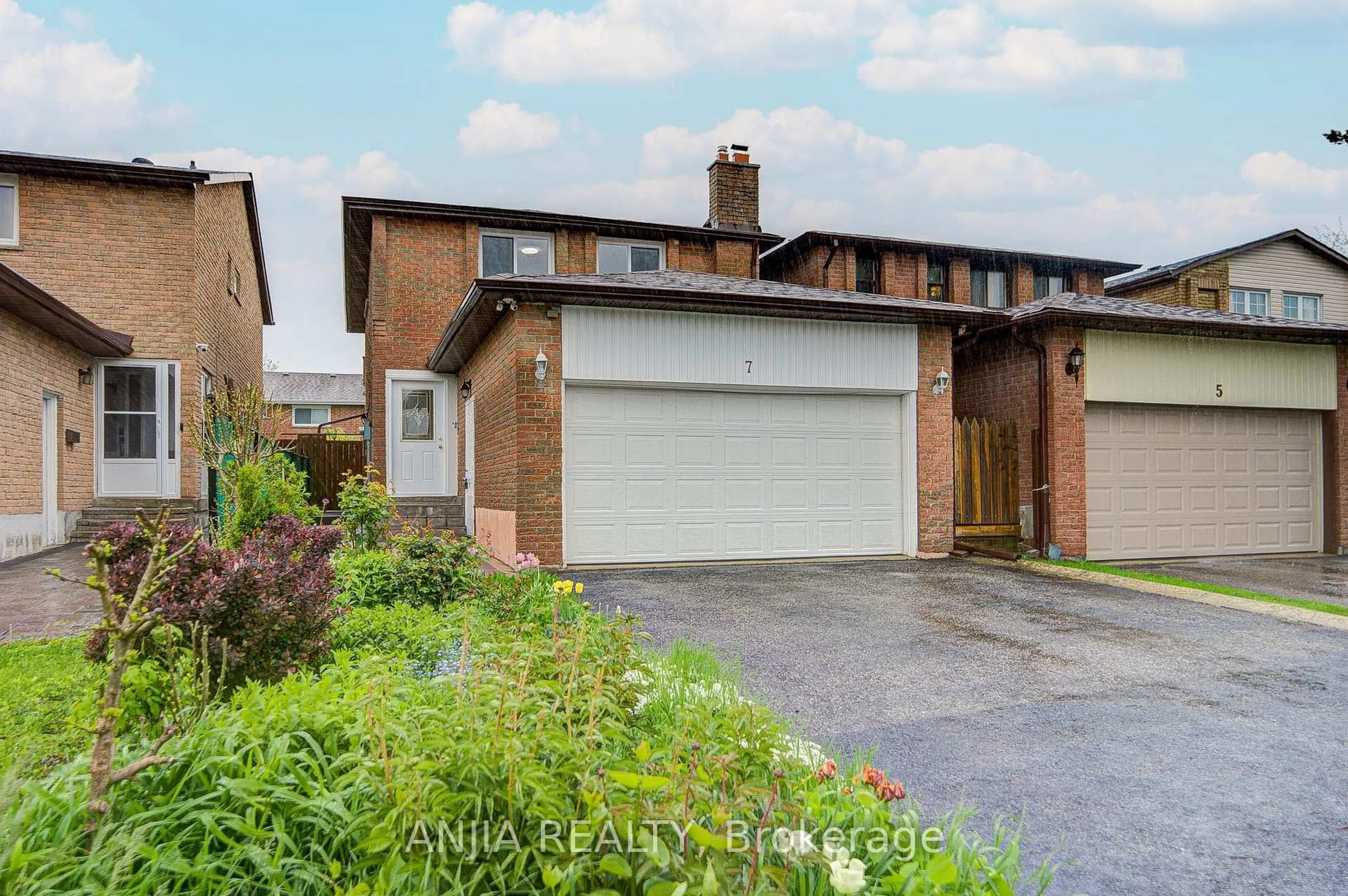A pic from outside/outdoor area/front of a property/back of a property/a pic from drone, street for 7 Downside Rd, Markham Ontario L3R 3V2