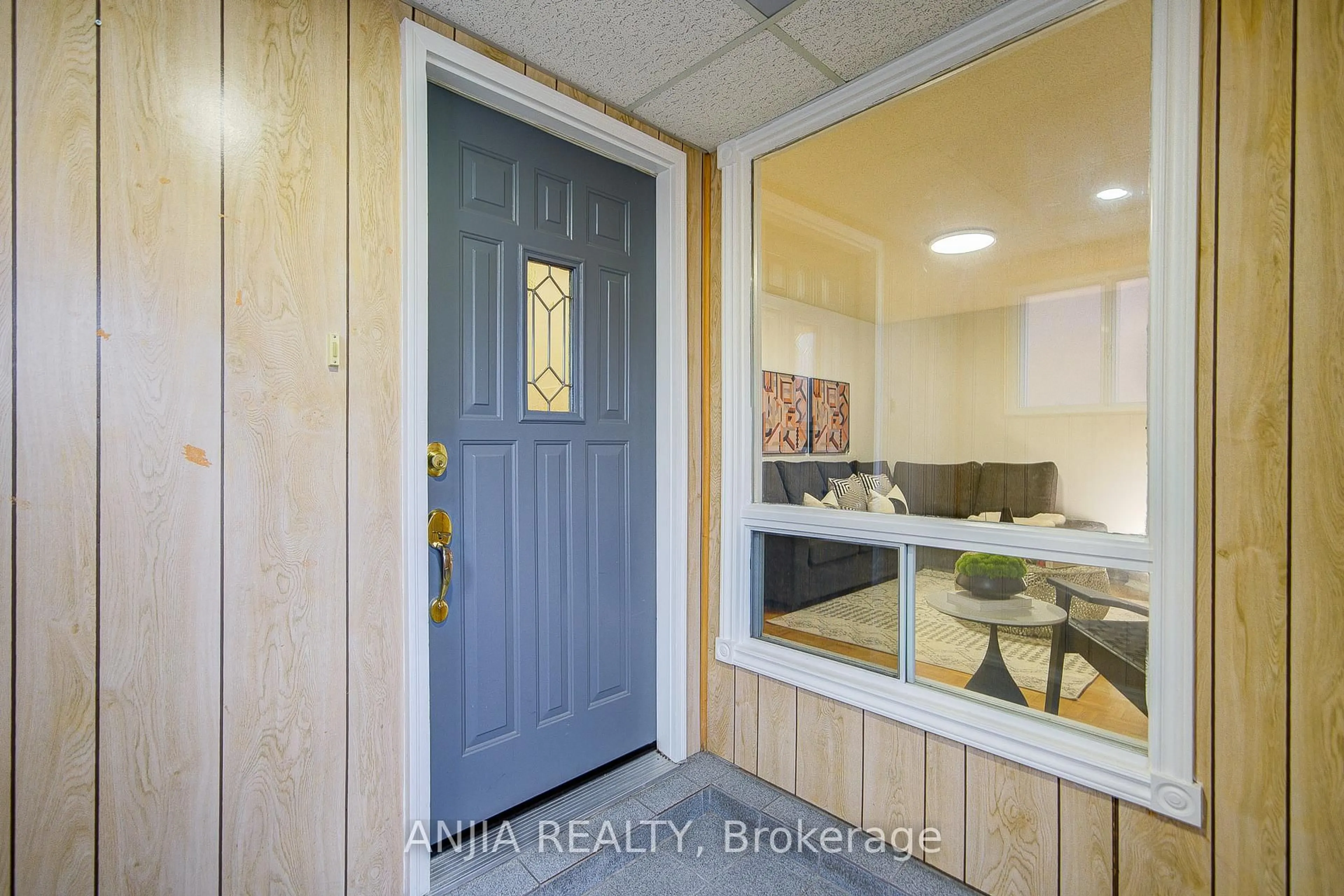 Indoor entryway for 7 Downside Rd, Markham Ontario L3R 3V2