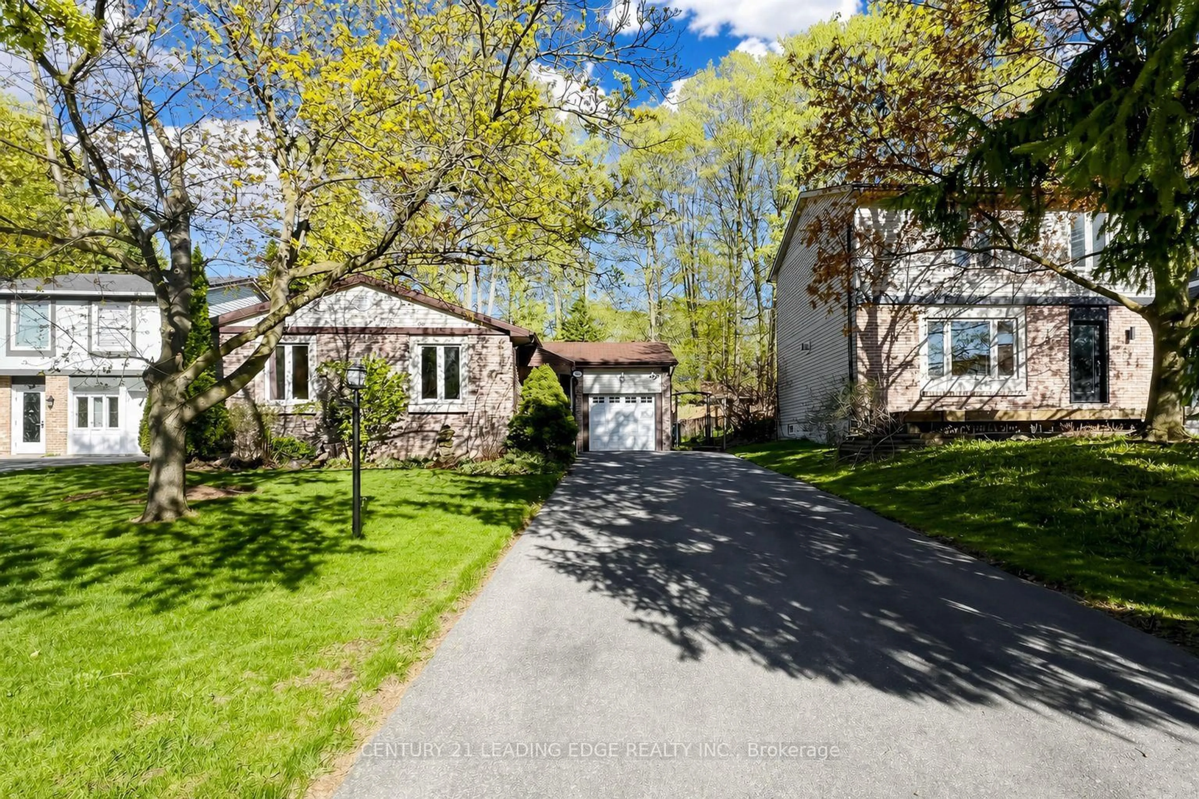 A pic from outside/outdoor area/front of a property/back of a property/a pic from drone, street for 323 Waratah Ave, Newmarket Ontario L3Y 5J3