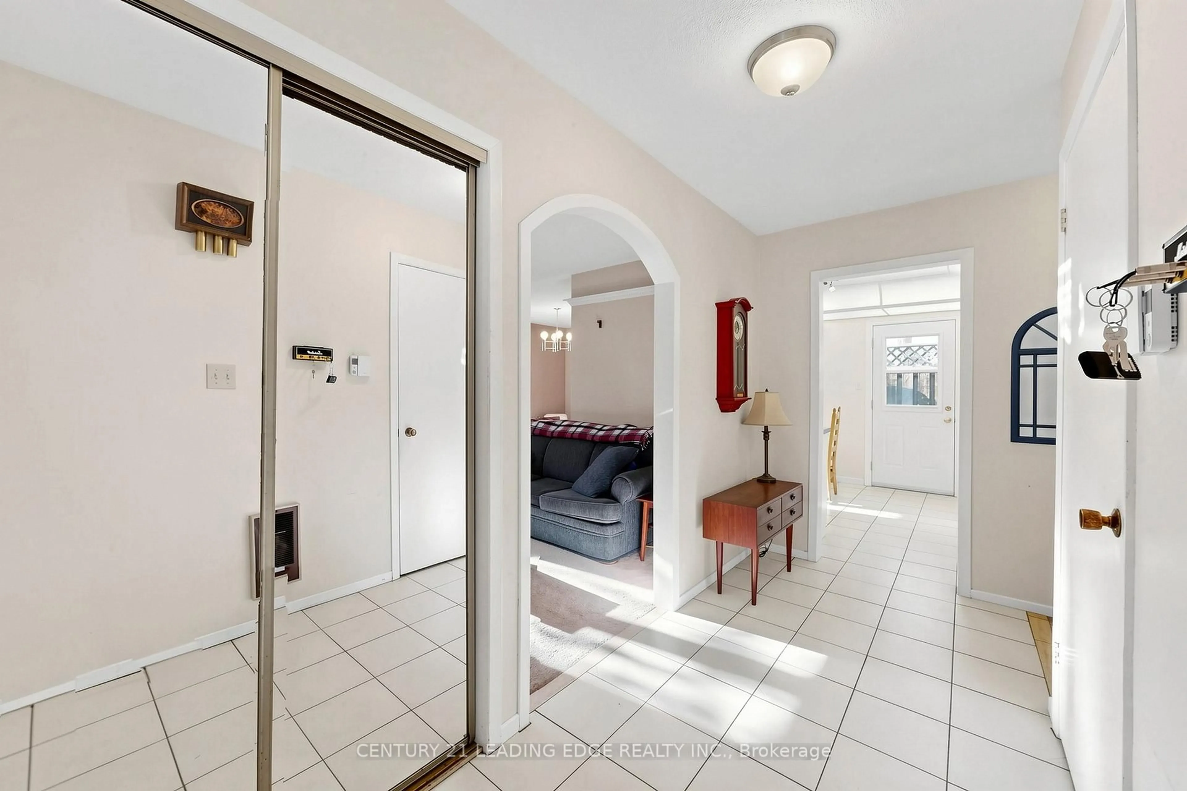Indoor entryway for 323 Waratah Ave, Newmarket Ontario L3Y 5J3