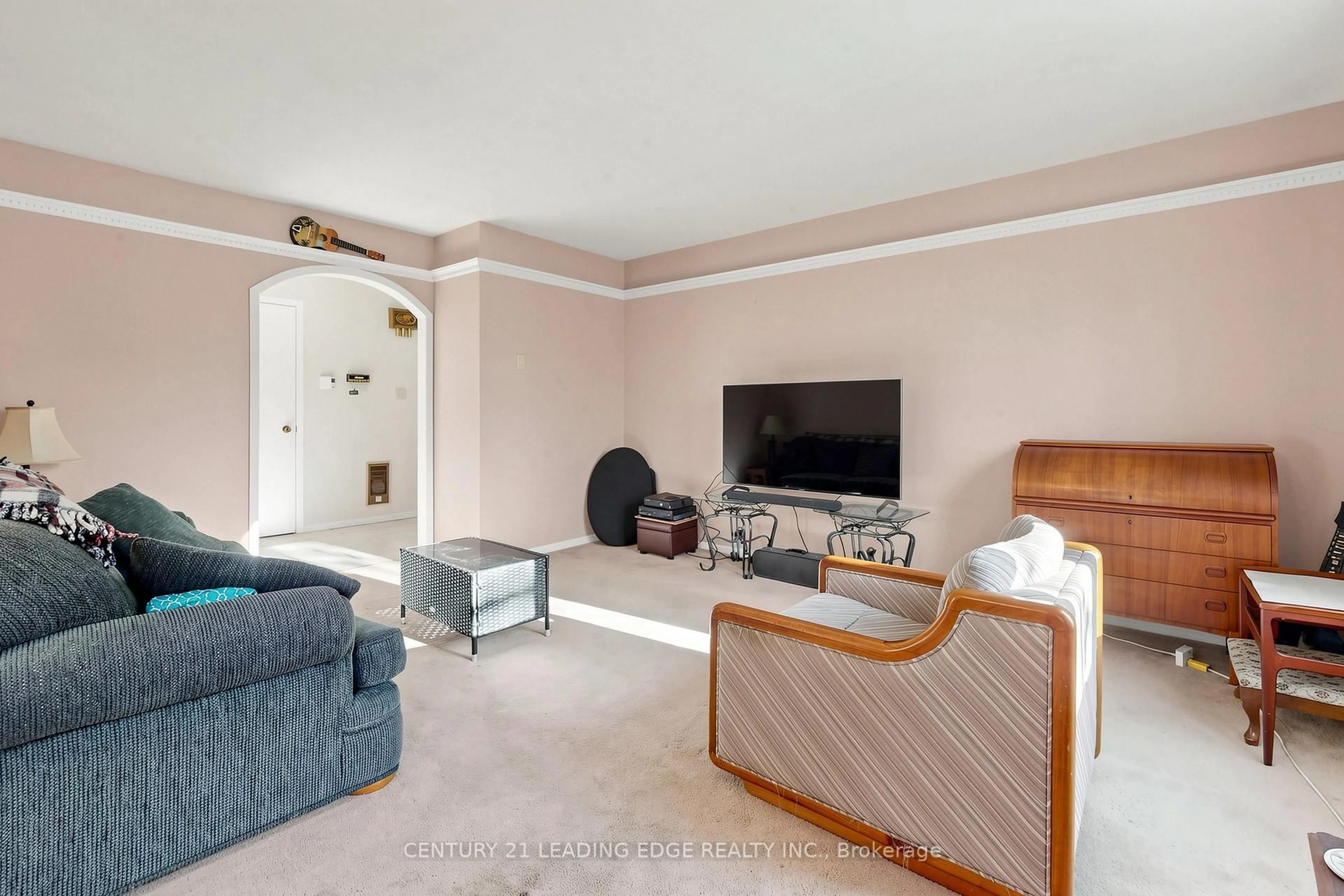 Living room with furniture, unknown for 323 Waratah Ave, Newmarket Ontario L3Y 5J3