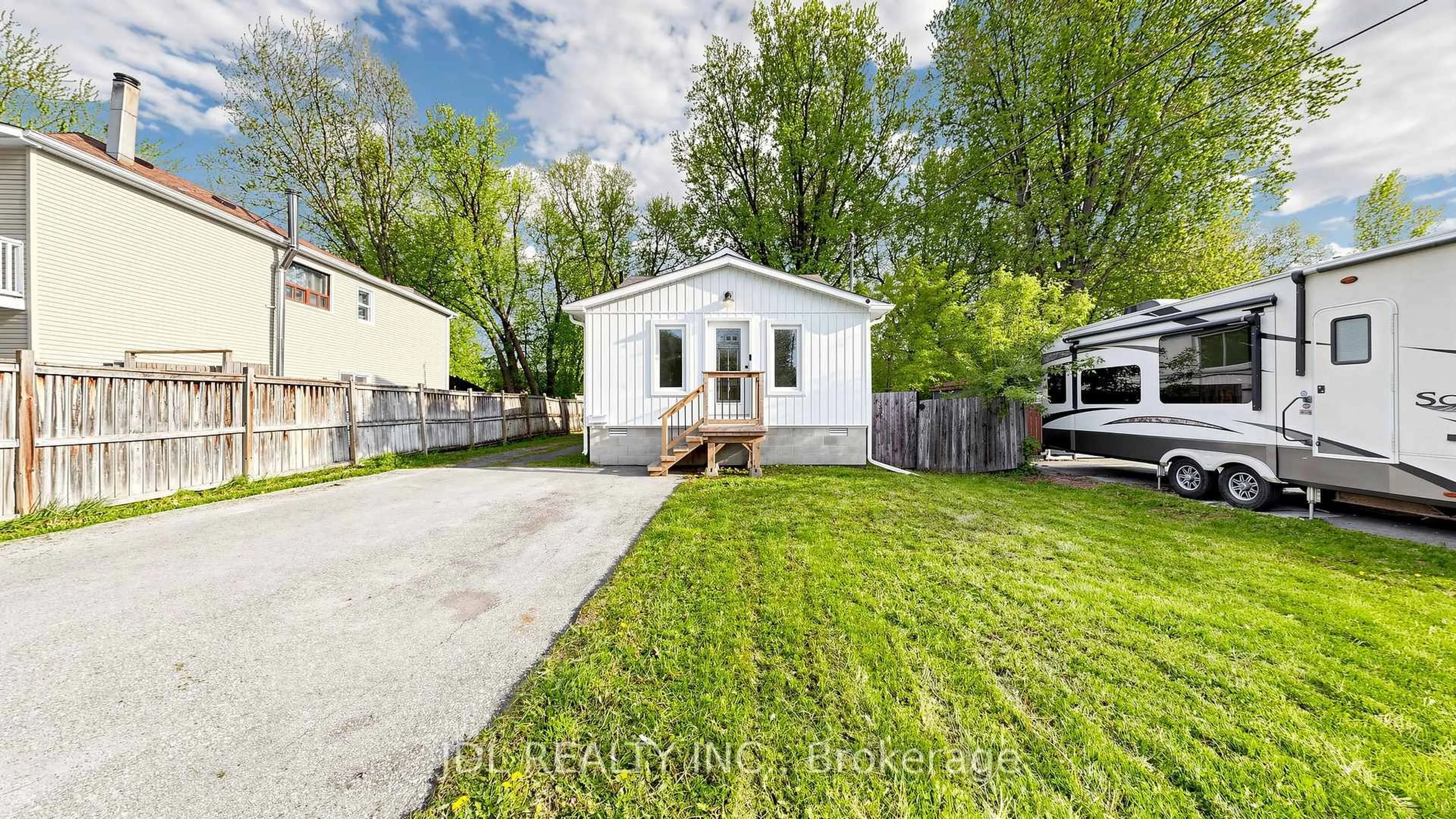 A pic from outside/outdoor area/front of a property/back of a property/a pic from drone, street for 245 Royal Rd, Georgina Ontario L4P 2T9