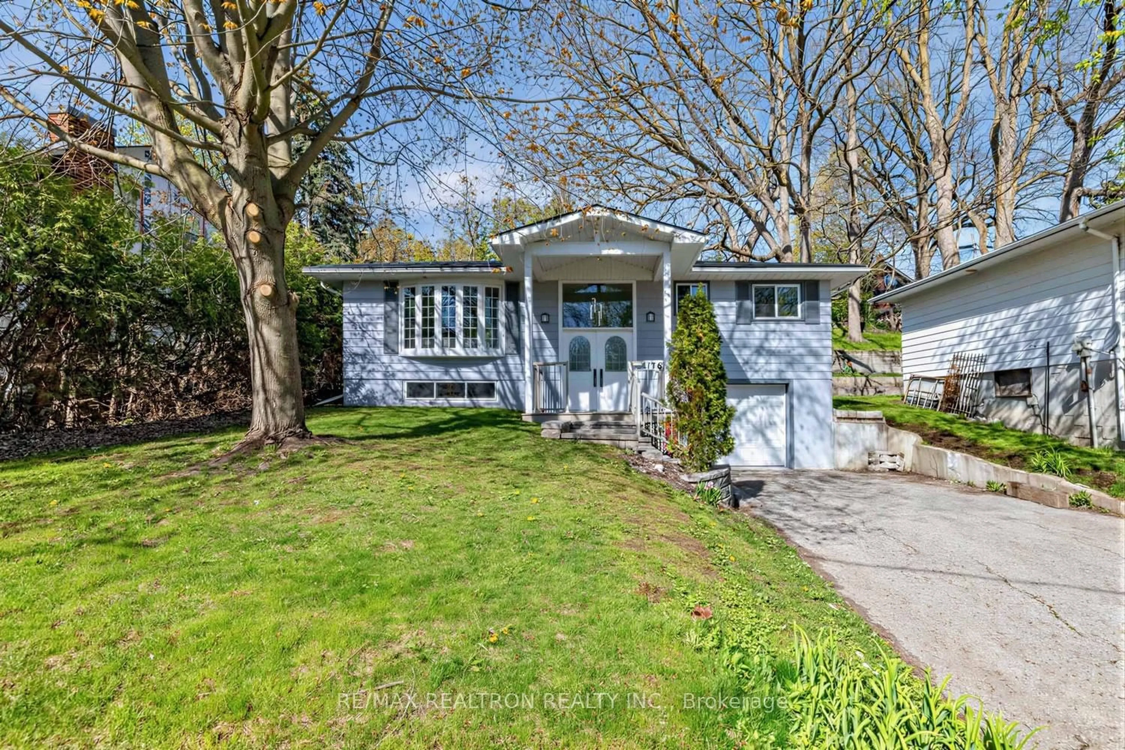 Home with vinyl exterior material, street for 176 Charlotte St, Newmarket Ontario L3Y 3S8