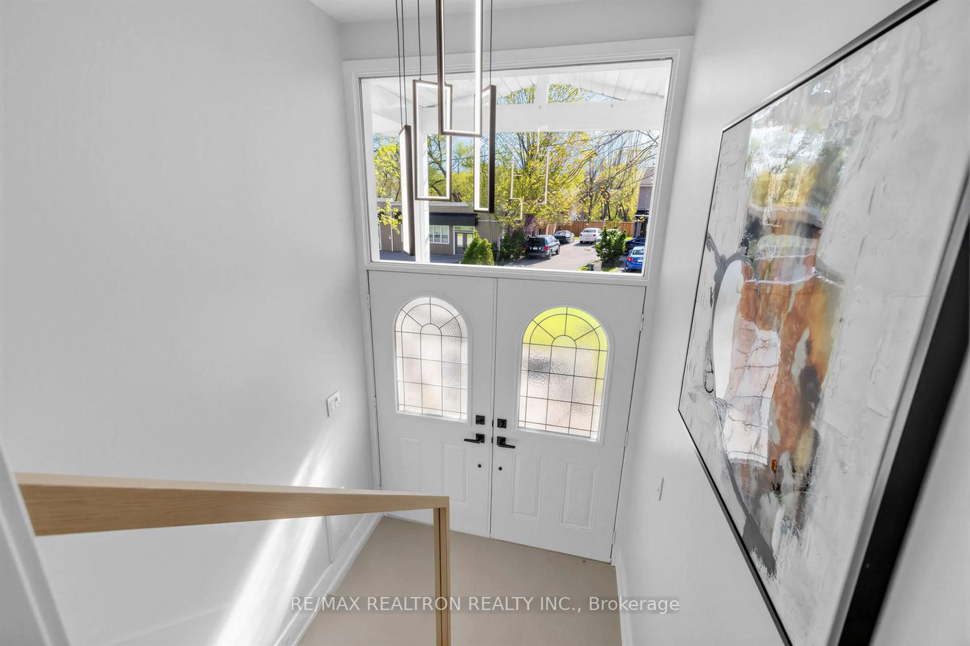 Indoor entryway for 176 Charlotte St, Newmarket Ontario L3Y 3S8