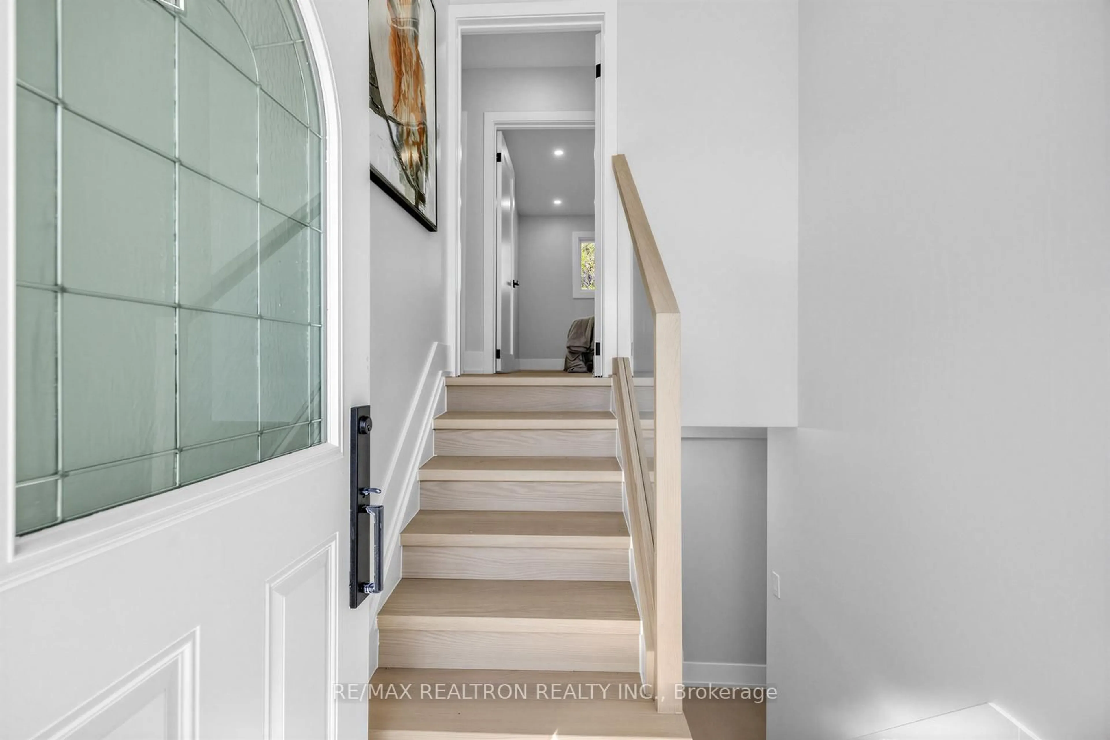 Indoor entryway for 176 Charlotte St, Newmarket Ontario L3Y 3S8