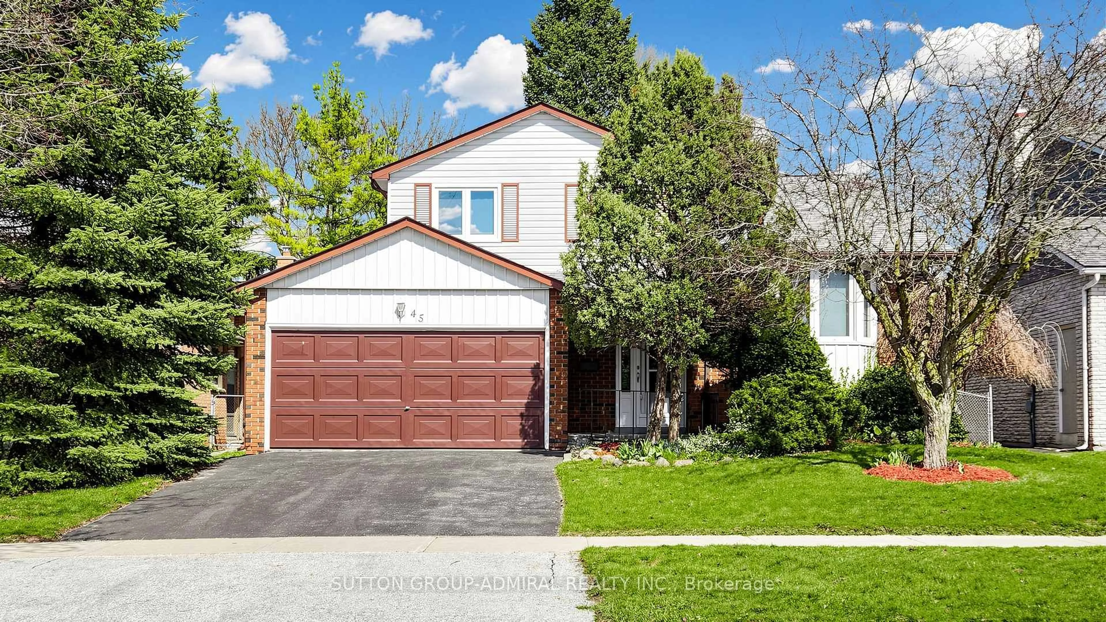 Home with vinyl exterior material, street for 45 Howlett Ave, Newmarket Ontario L3Y 5S6