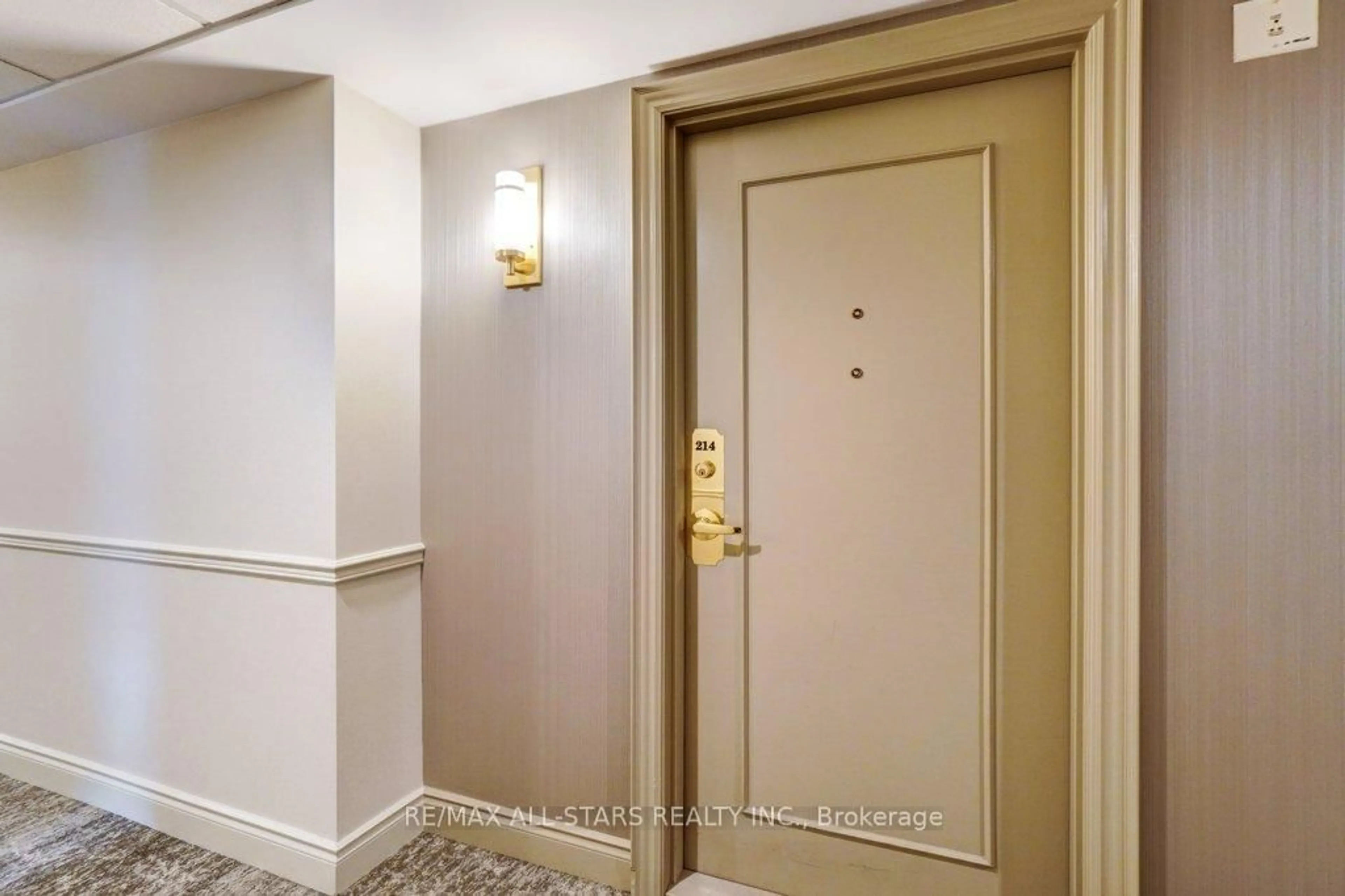 Indoor foyer for 22 James Hill Crt #214, Uxbridge Ontario L9P 1Y6