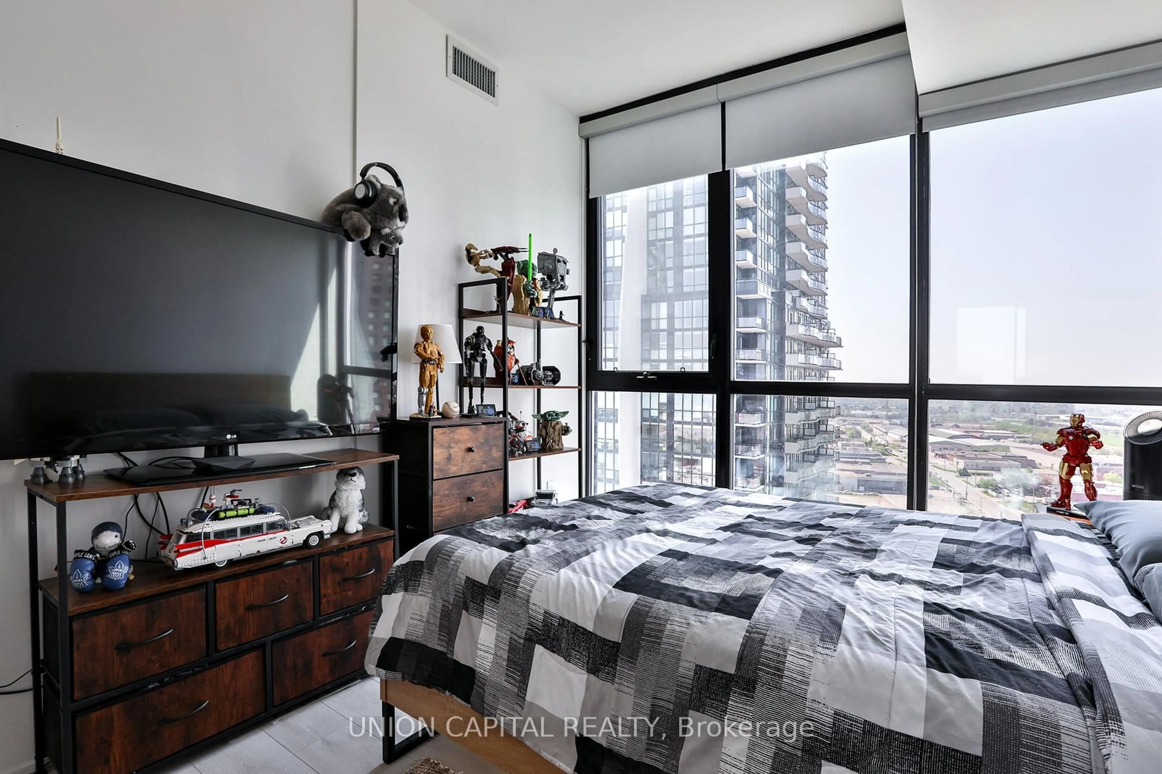 Bedroom with bed, unknown for 2908 Highway 7 Rd #1802, Vaughan Ontario L4K 0K5