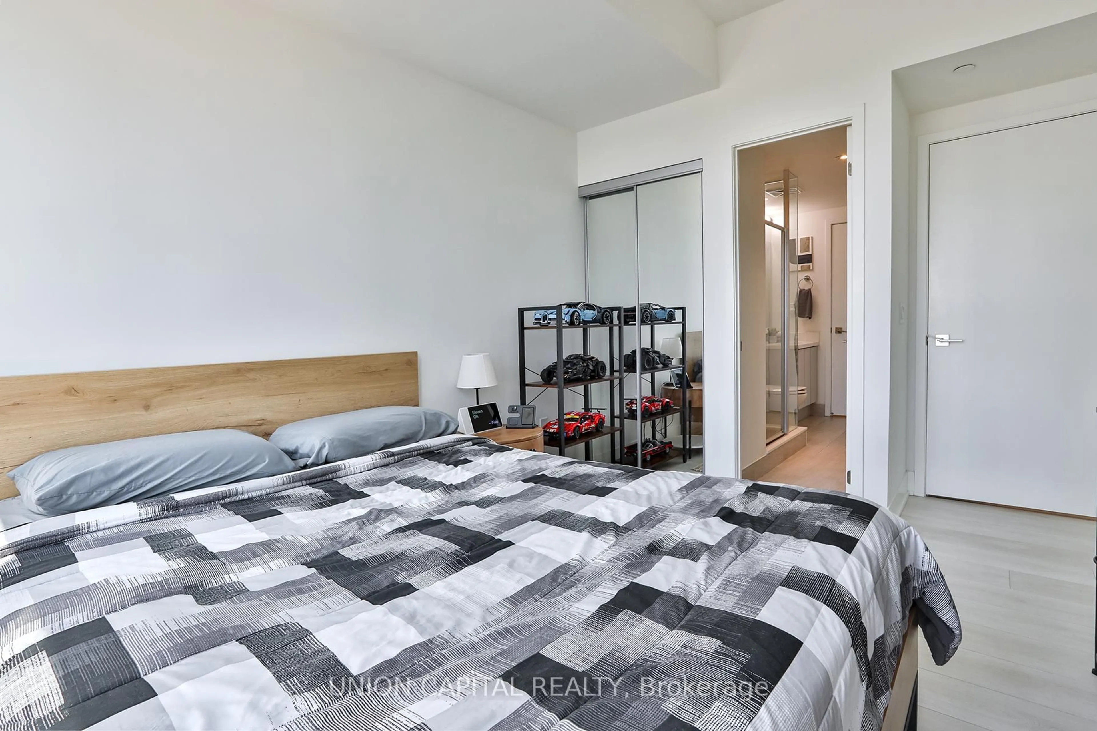 A pic of a room for 2908 Highway 7 Rd #1802, Vaughan Ontario L4K 0K5