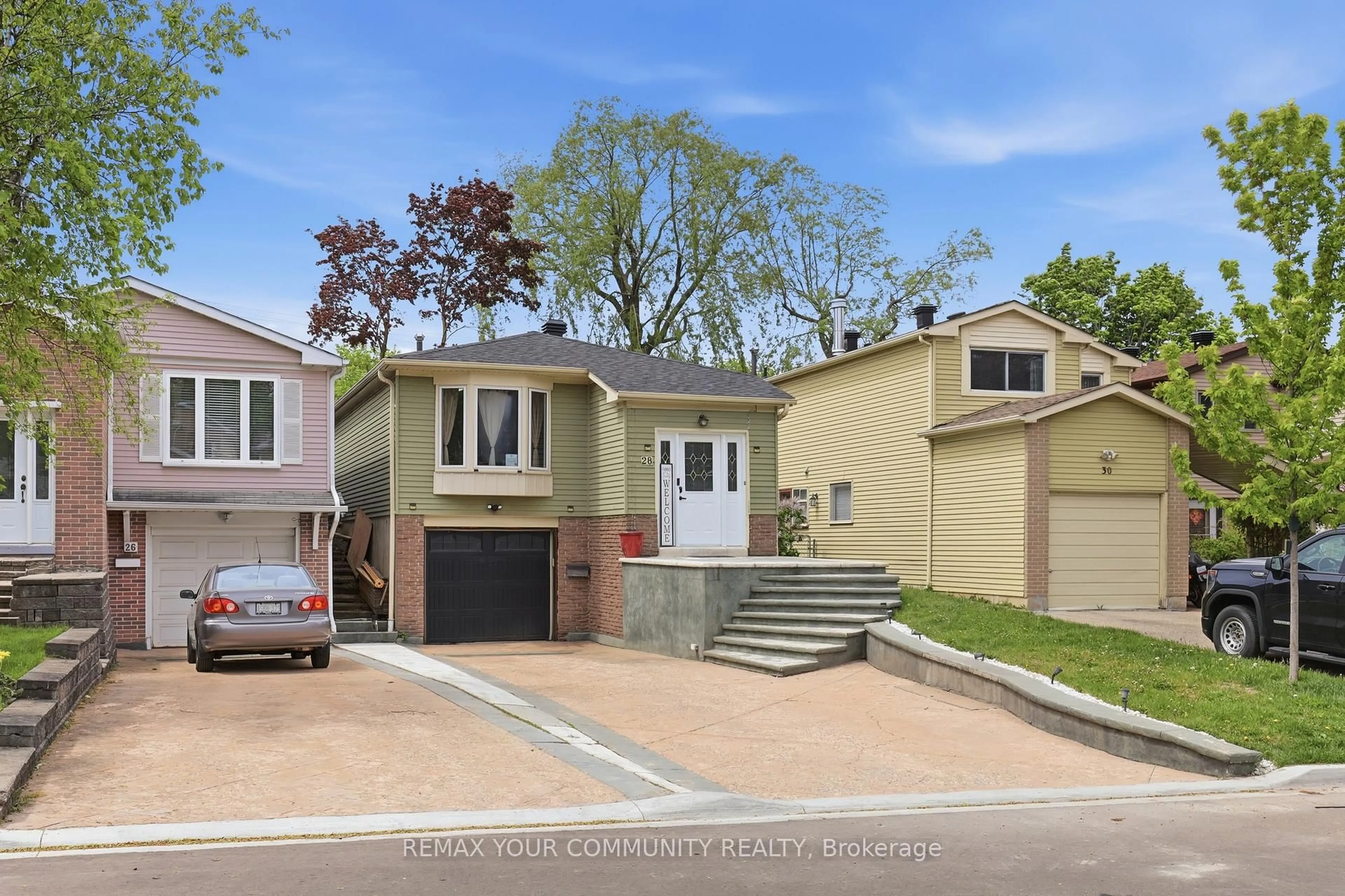Home with vinyl exterior material, street for 28 Snowshoe Cres, Markham Ontario L3T 4M6