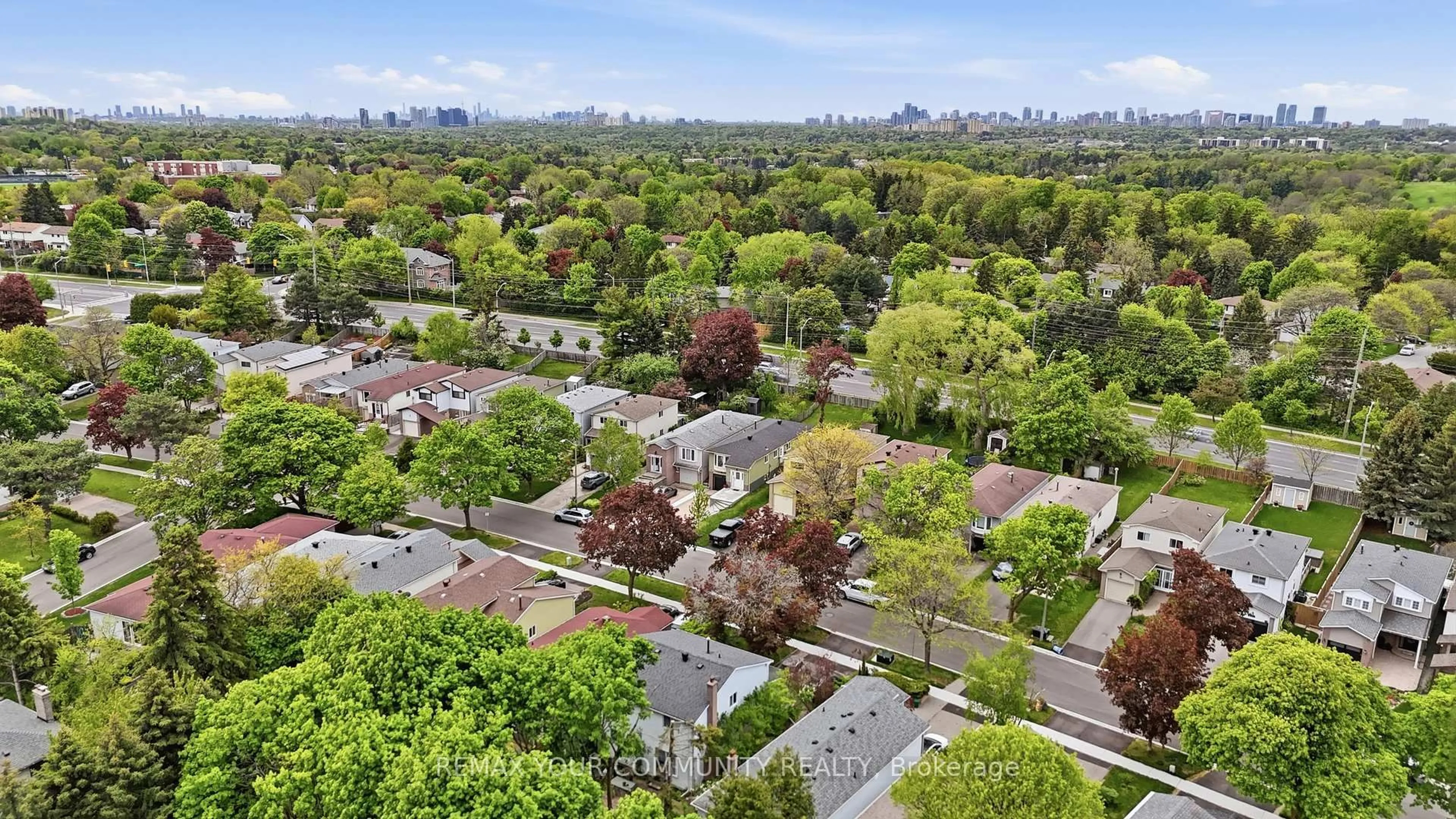 A pic from outside/outdoor area/front of a property/back of a property/a pic from drone, city buildings view from balcony for 28 Snowshoe Cres, Markham Ontario L3T 4M6
