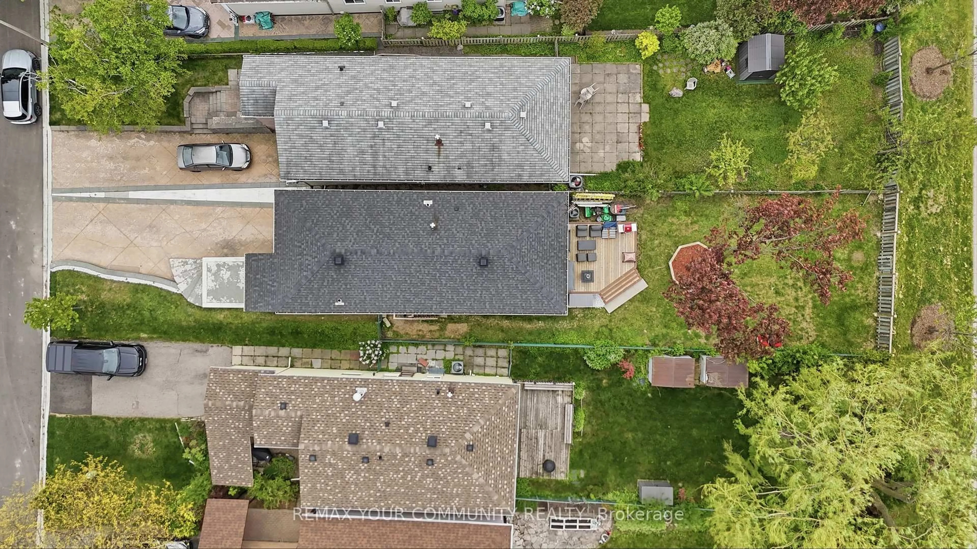 A pic from outside/outdoor area/front of a property/back of a property/a pic from drone, street for 28 Snowshoe Cres, Markham Ontario L3T 4M6