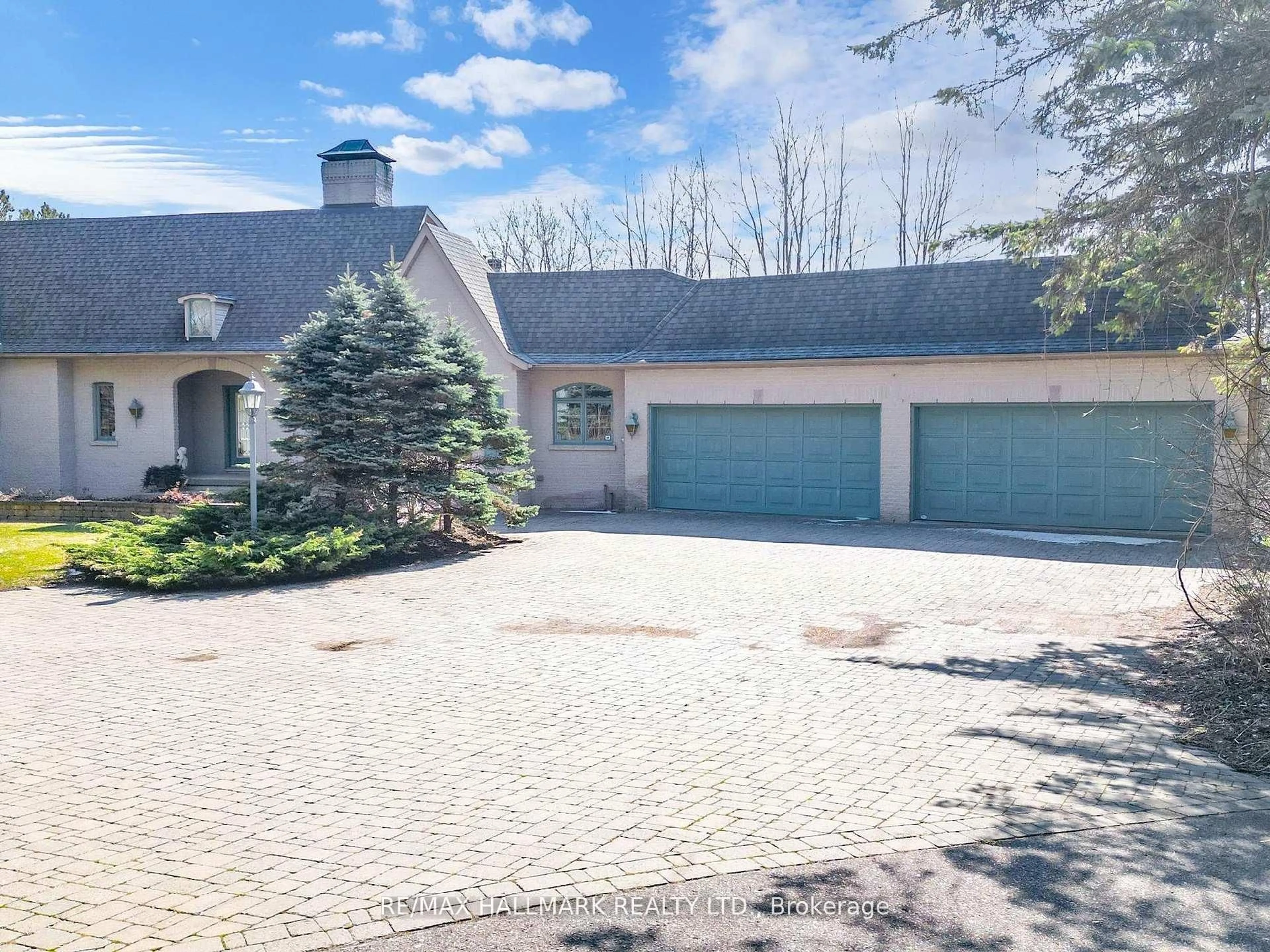 A pic from outside/outdoor area/front of a property/back of a property/a pic from drone, street for 18381 McCowan Rd, East Gwillimbury Ontario L0G 1M0
