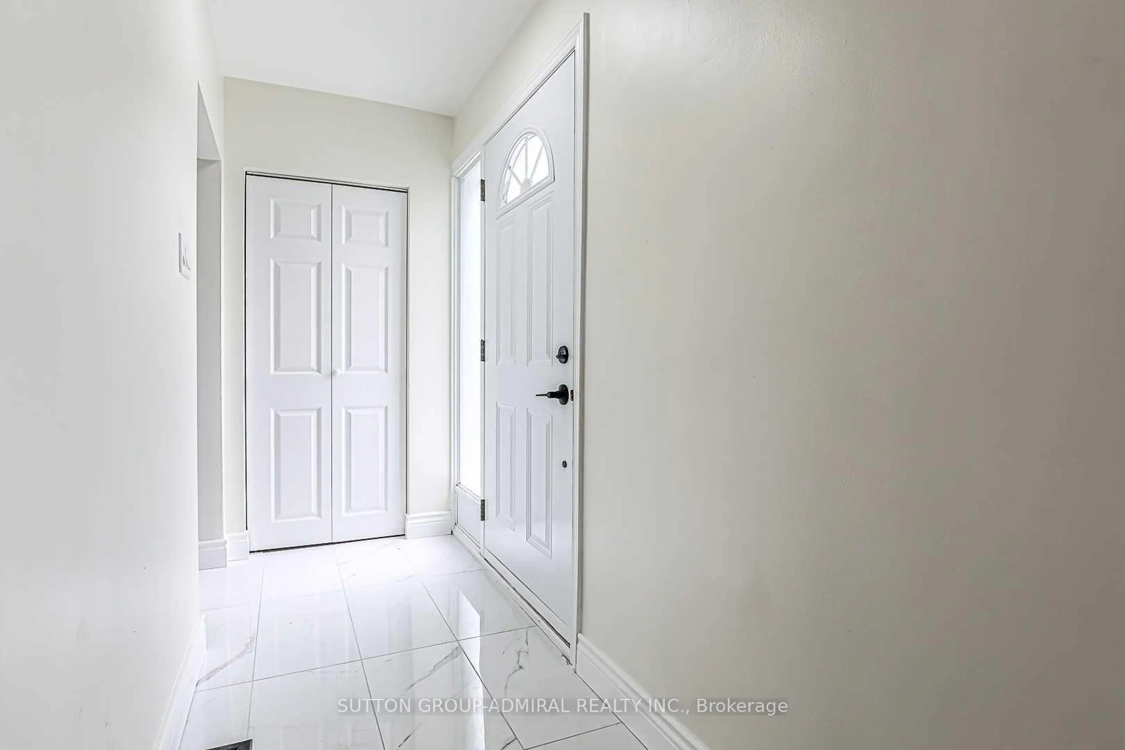 Indoor entryway for 37 Newbury Dr, Newmarket Ontario L3Y 4P9