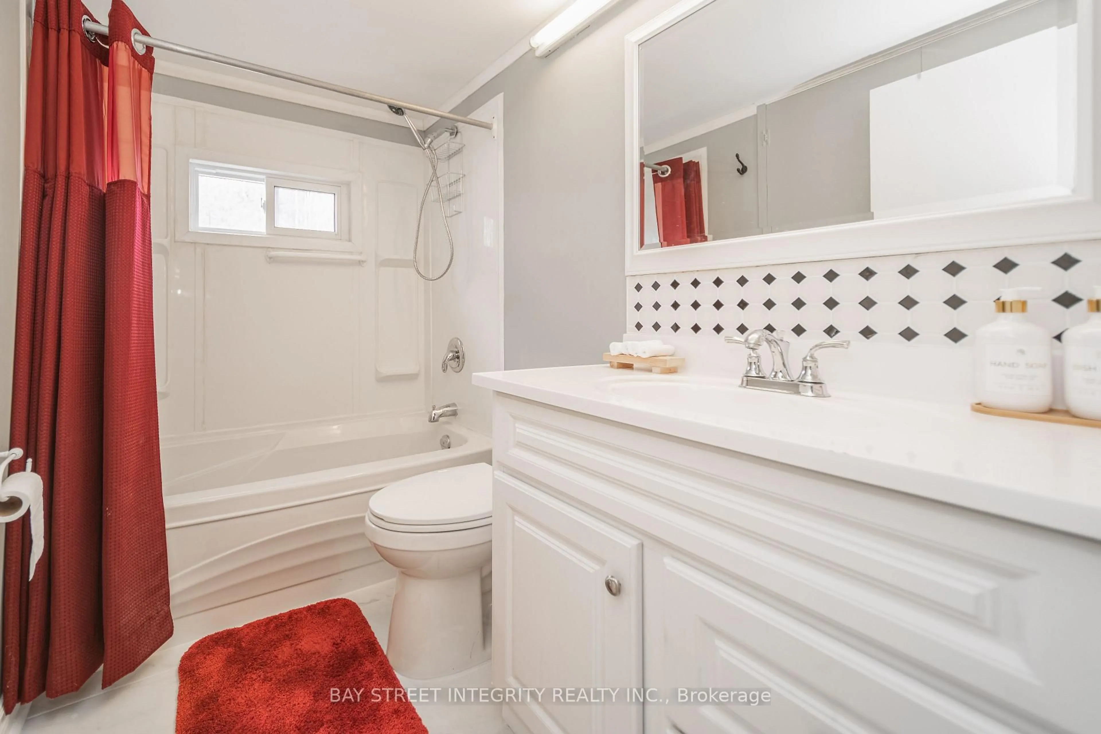 Standard bathroom, ceramic/tile floor for 74 De La Salle Blvd, Georgina Ontario L0E 1S0