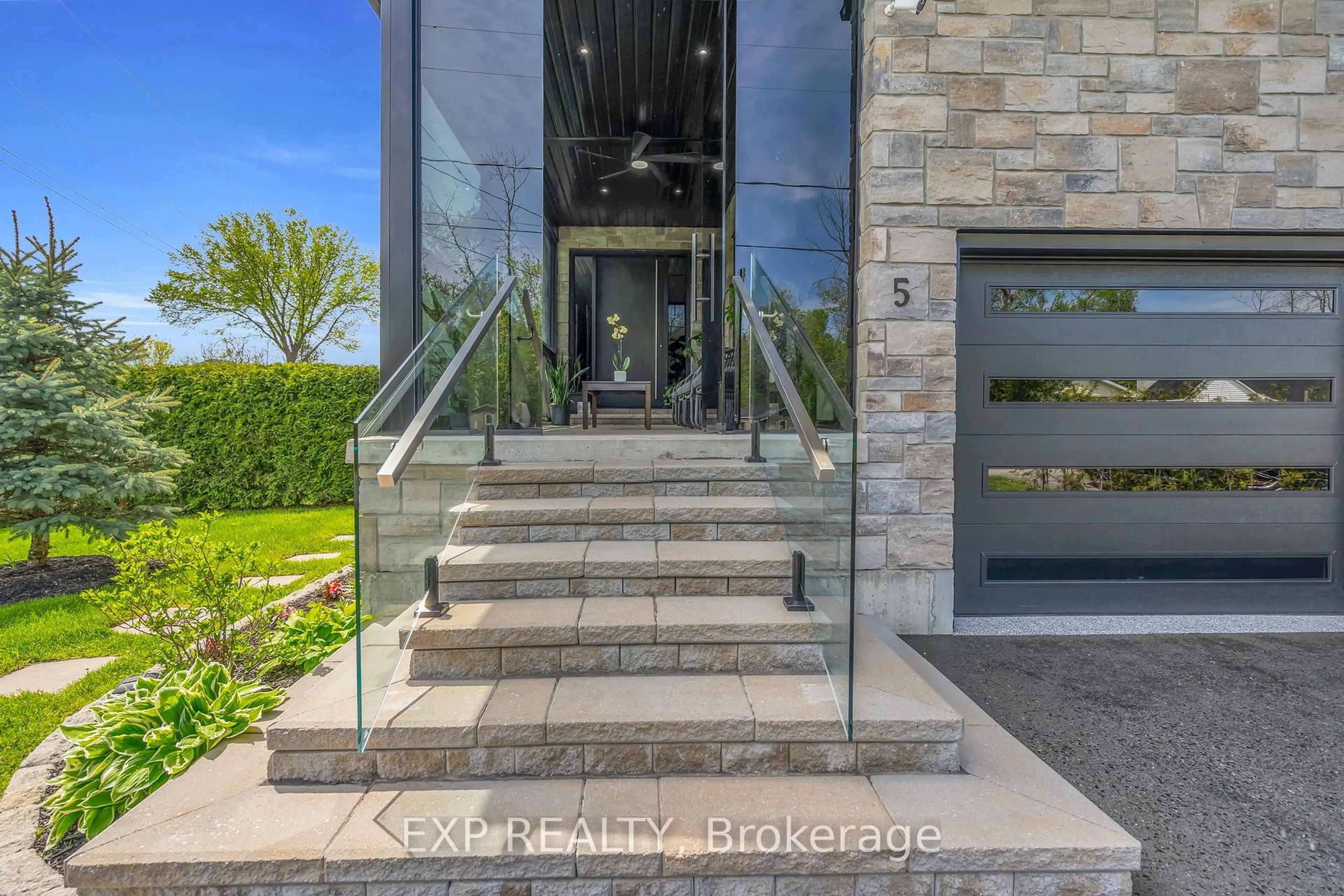 Indoor entryway for 5 Farley Circ, Georgina Ontario L0E 1S0