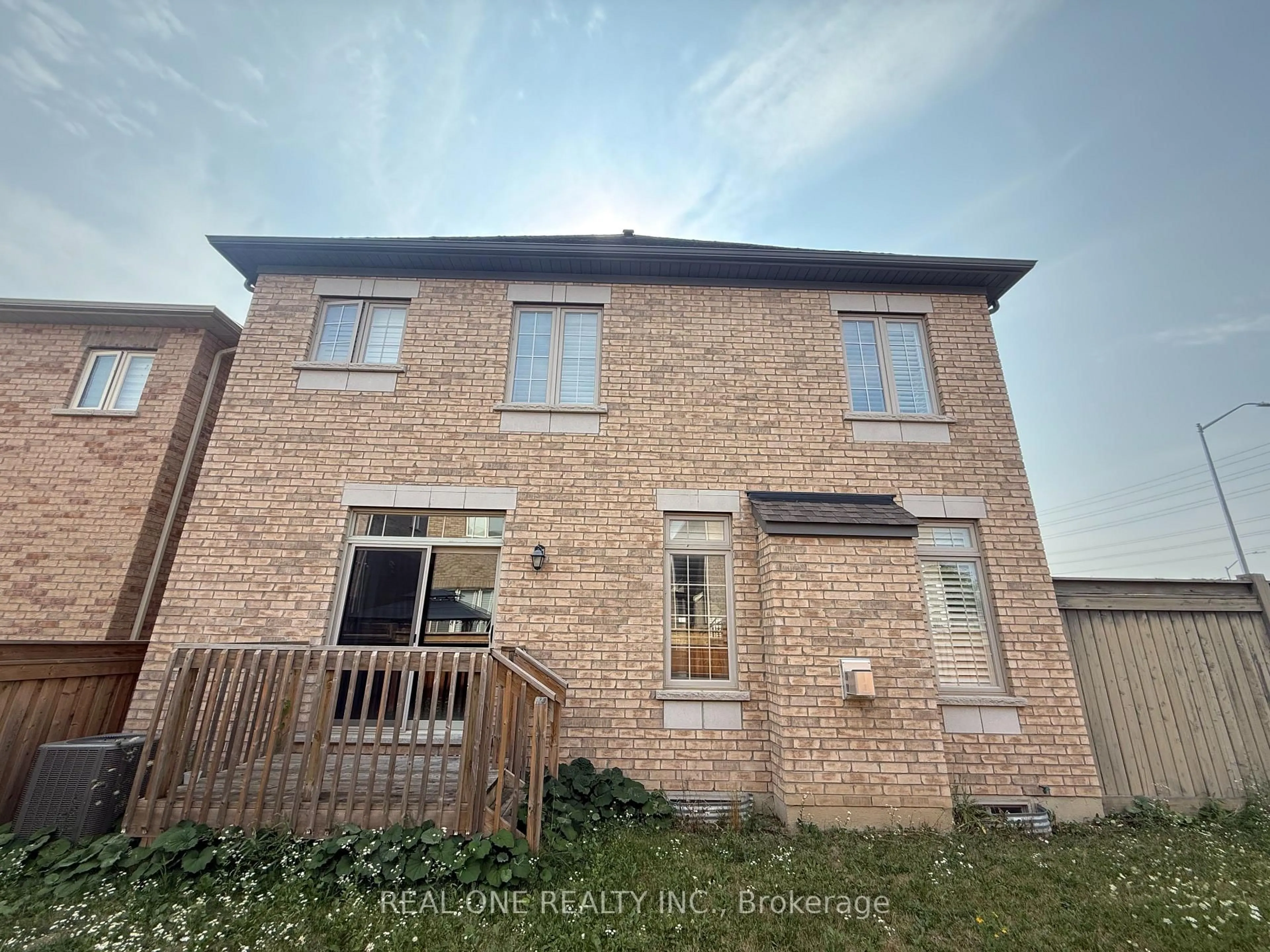 A pic from outside/outdoor area/front of a property/back of a property/a pic from drone, building for 39 MOWDER Dr, Aurora Ontario L4G 0V4