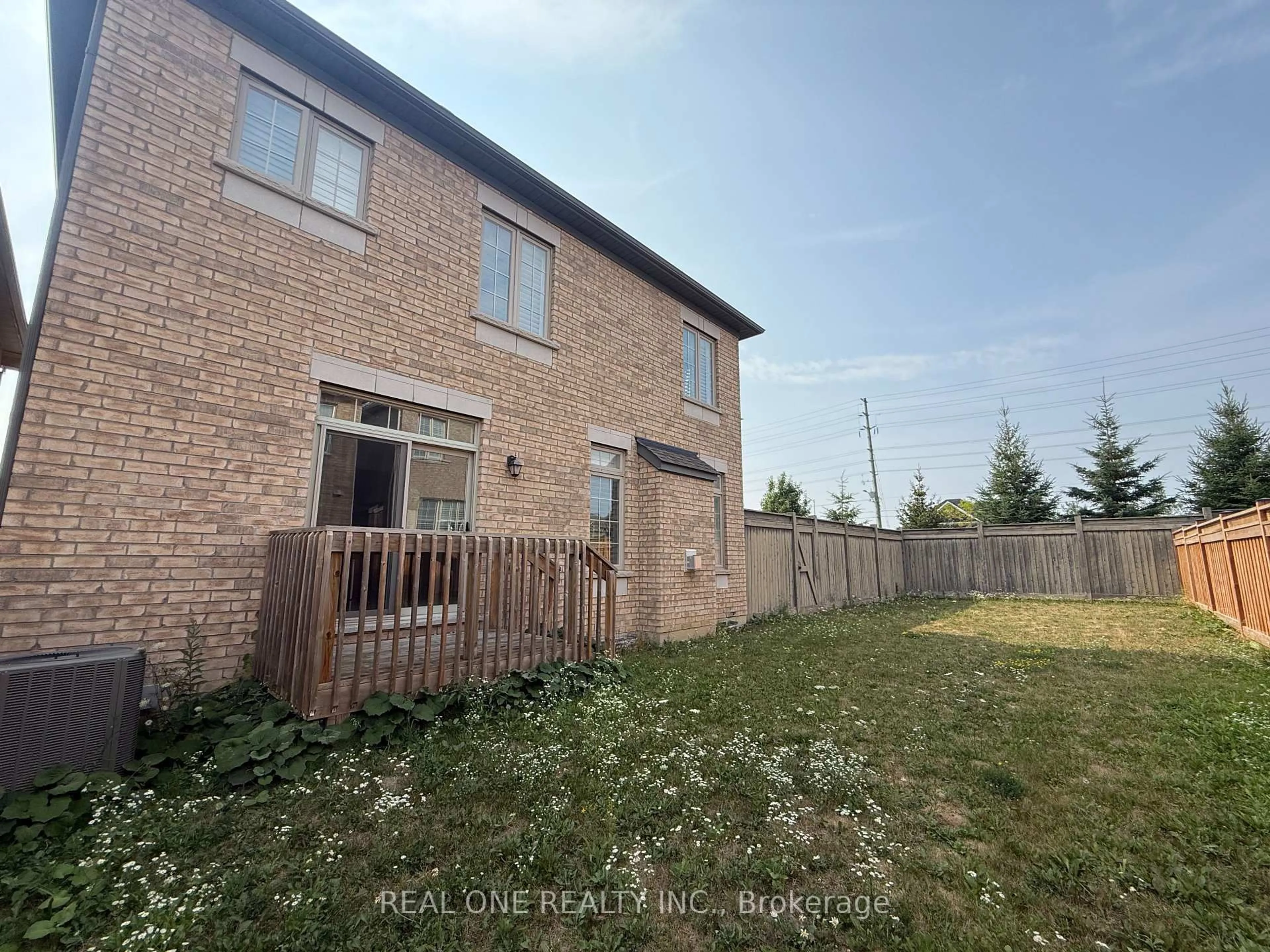 A pic from outside/outdoor area/front of a property/back of a property/a pic from drone, unknown for 39 MOWDER Dr, Aurora Ontario L4G 0V4