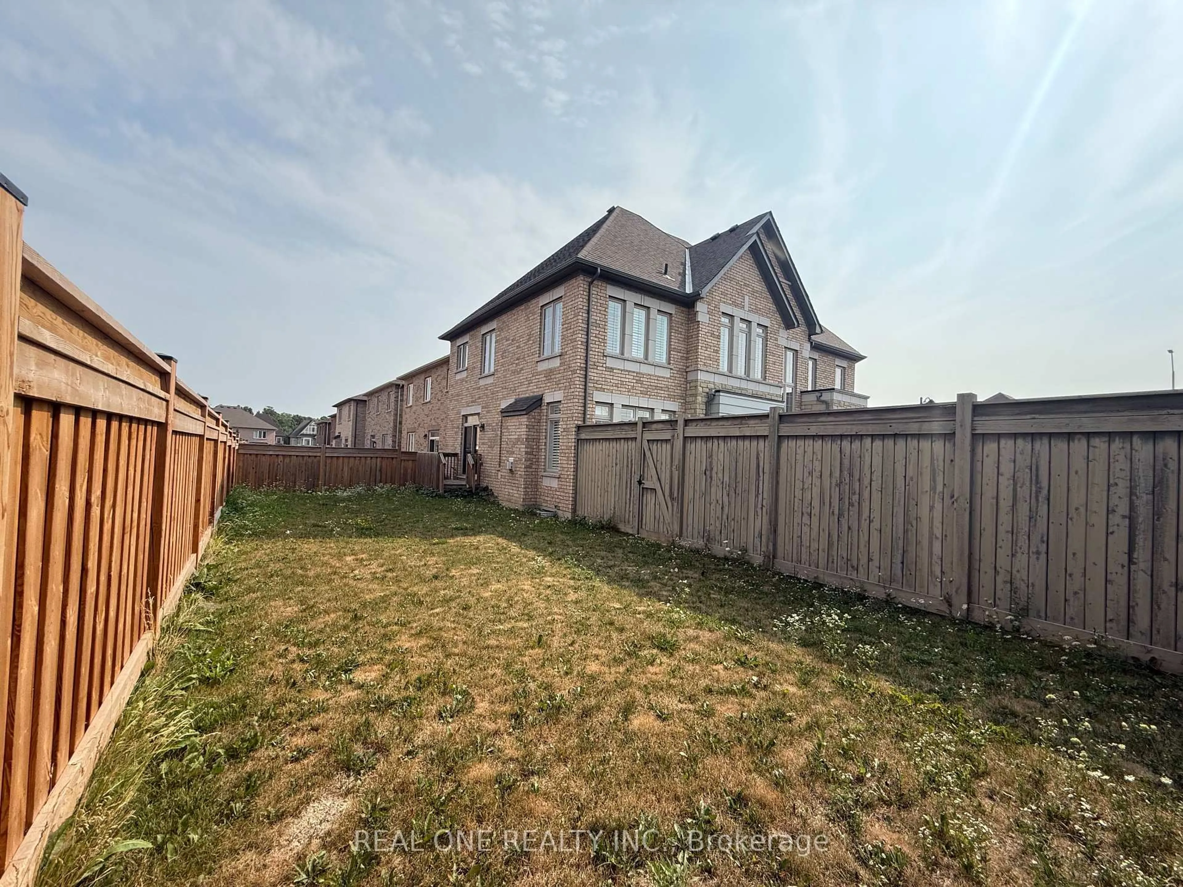 A pic from outside/outdoor area/front of a property/back of a property/a pic from drone, street for 39 MOWDER Dr, Aurora Ontario L4G 0V4